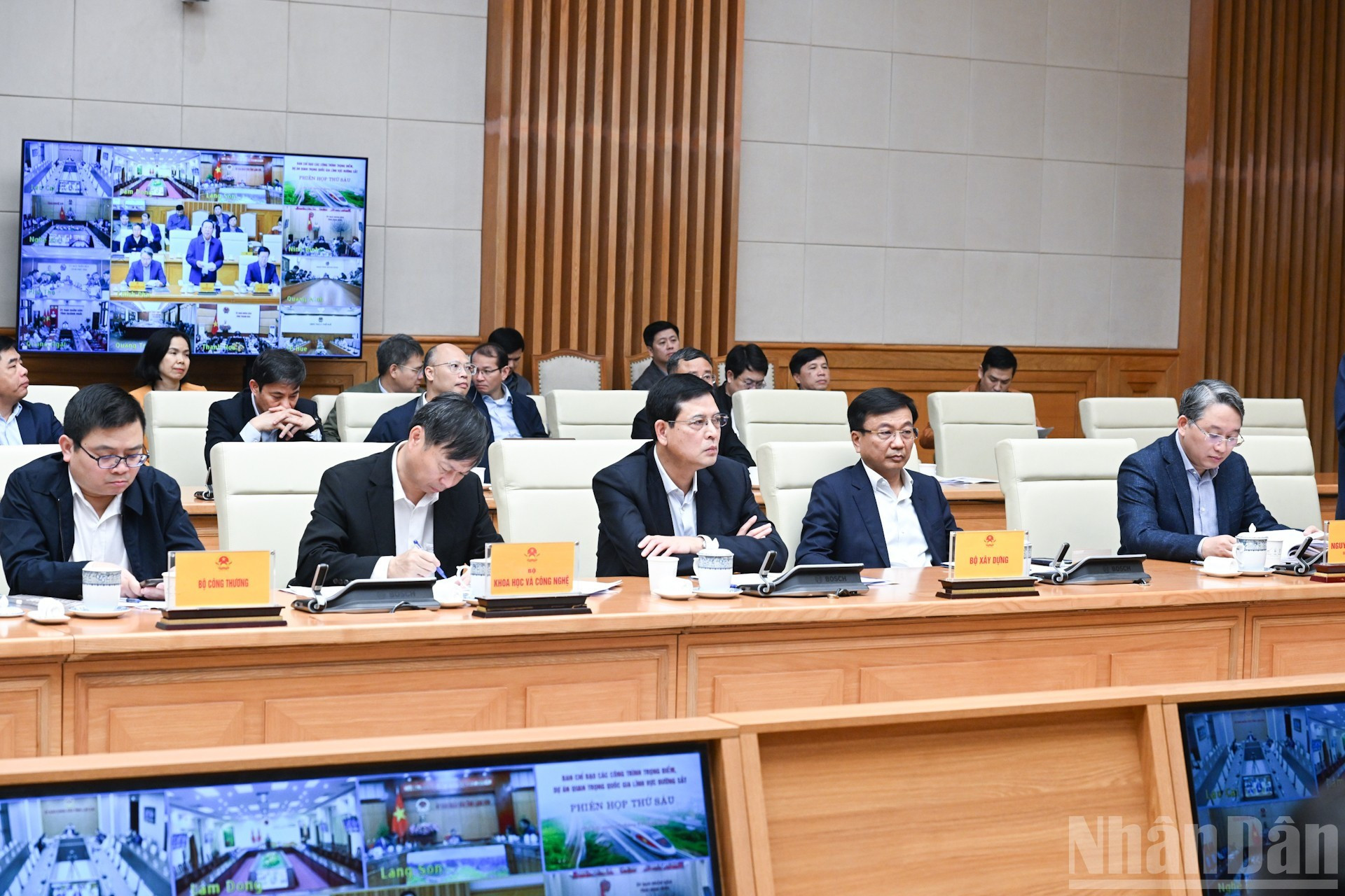 Представители центральных комитетов, министерств и ведомств участвуют в заседании.