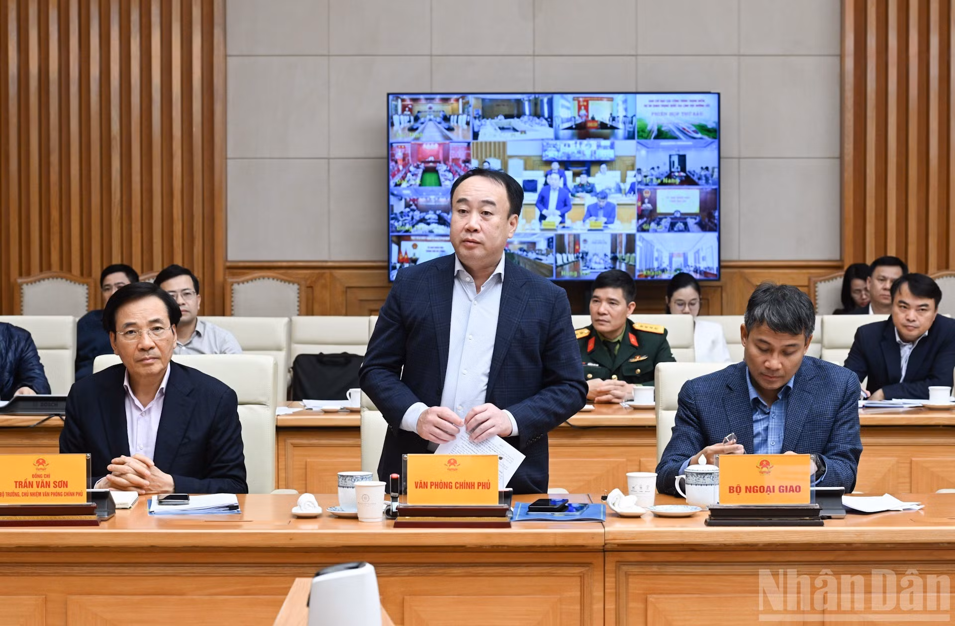 Заместитель руководителя Канцелярии Правительства Нгуен Ши Хиеп выступает на заседании.