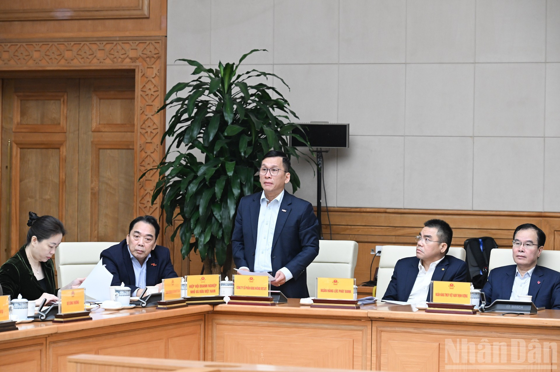 Представитель авиакомпании Vietjet выступает на заседании.