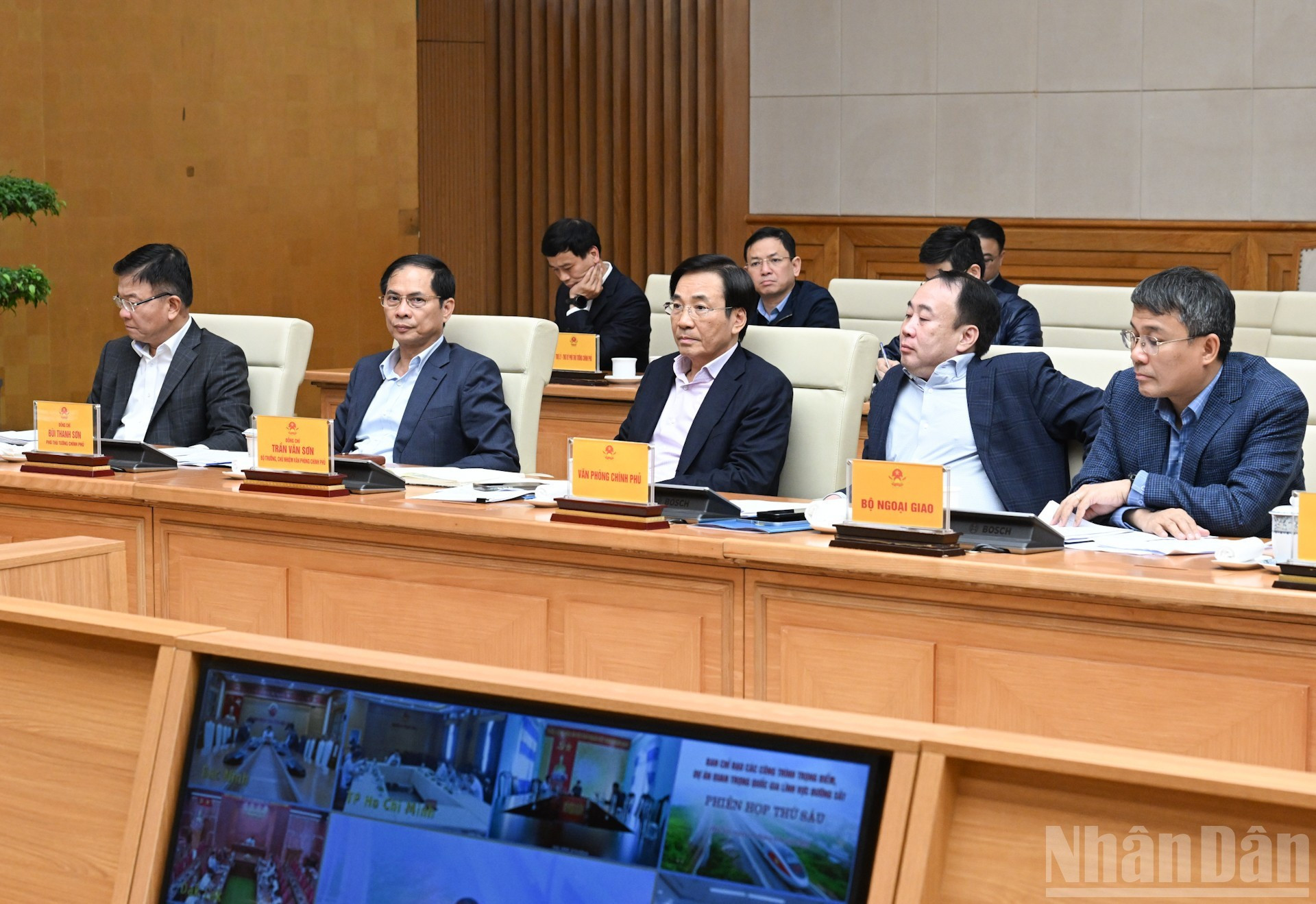 Вице-премьеры, руководители центральных комитетов, министерств и ведомств участвуют в заседании.