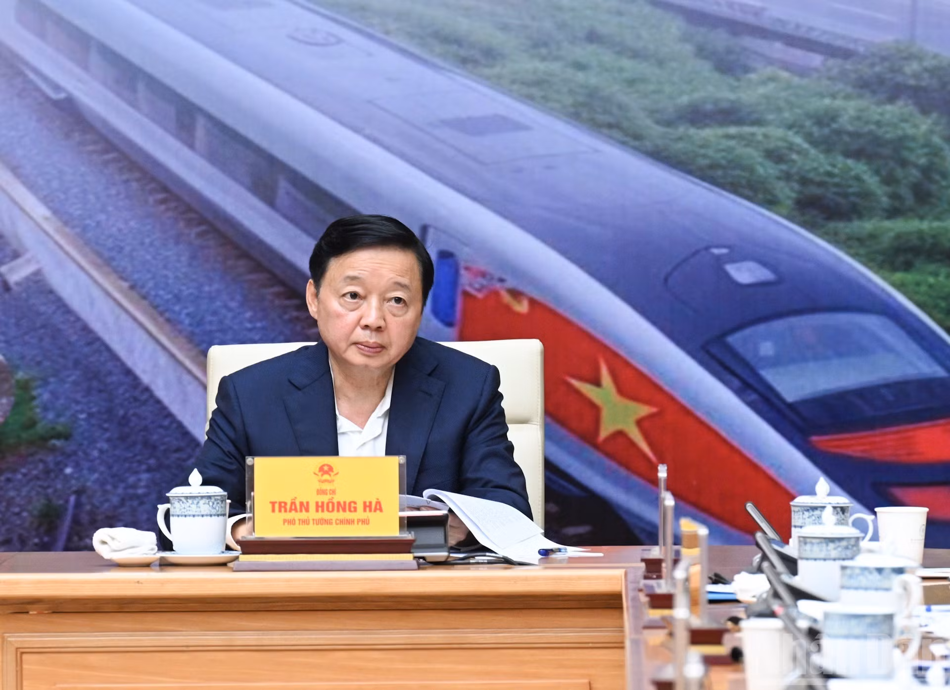 Вице-премьер Чан Хонг Ха выступает на заседании.