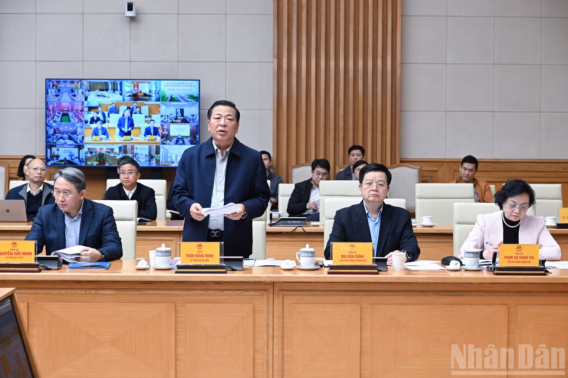 Министр строительства Чан Хонг Минь выступает на заседании.