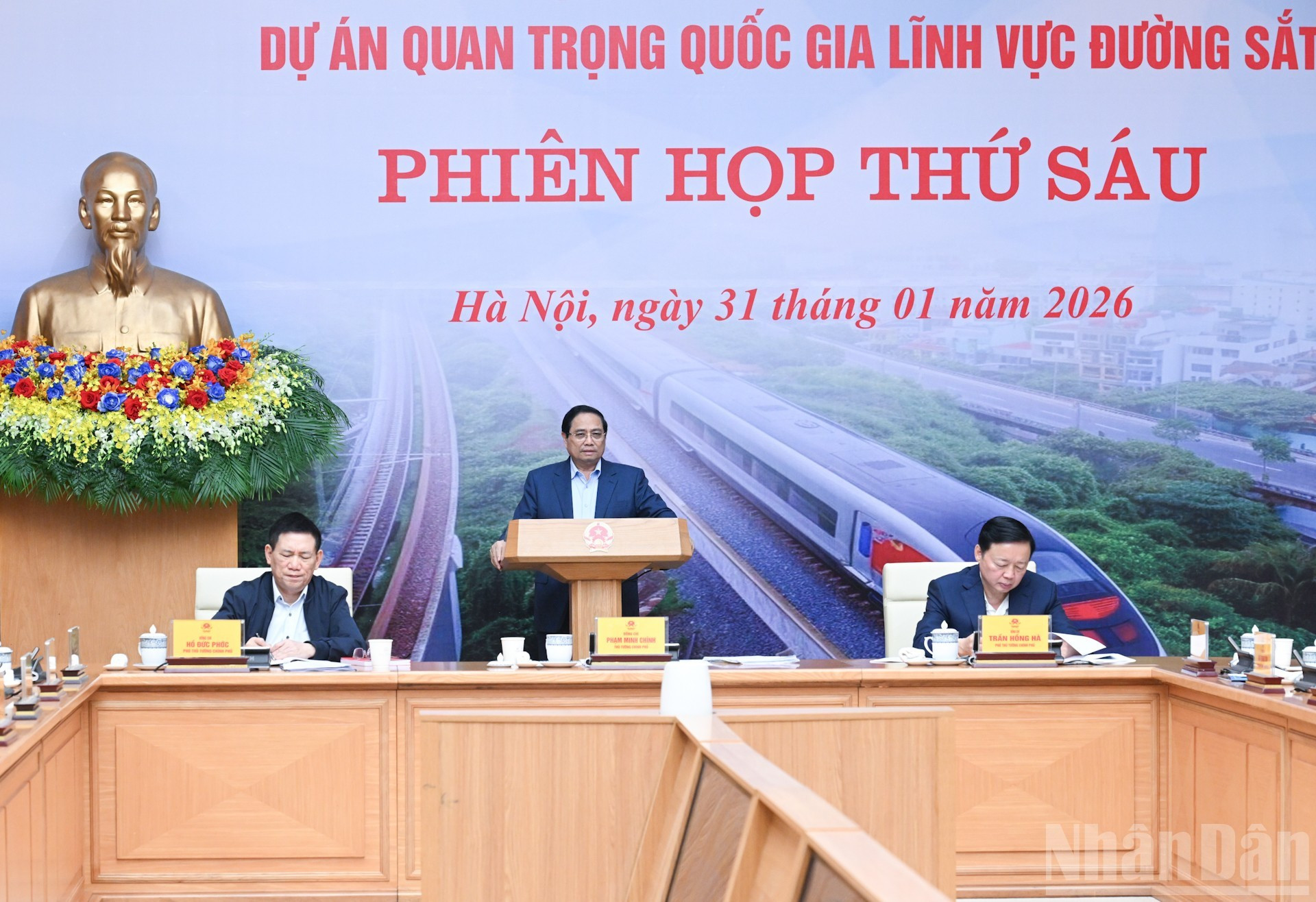 Премьер-министр Фам Минь Тьинь выступает с руководящими указаниями на заседании.