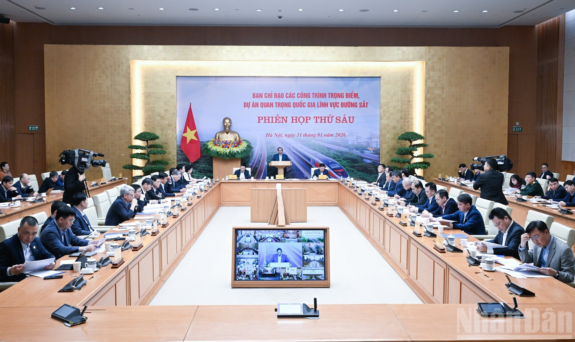 Премьер-министр Фам Минь Тьинь председательствует на заседании.