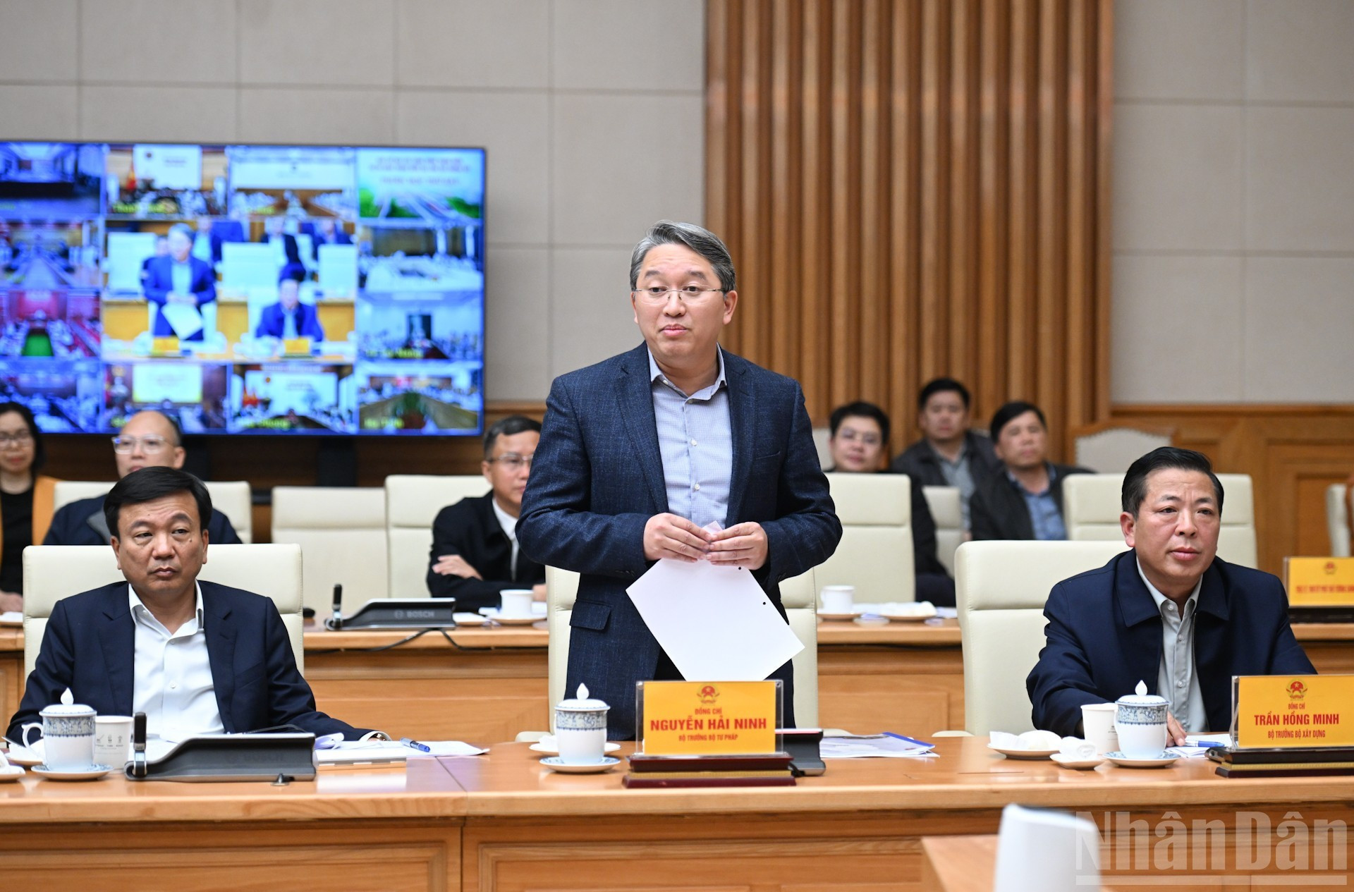 Министр юстиции Нгуен Хай Нинь выступает на заседании.