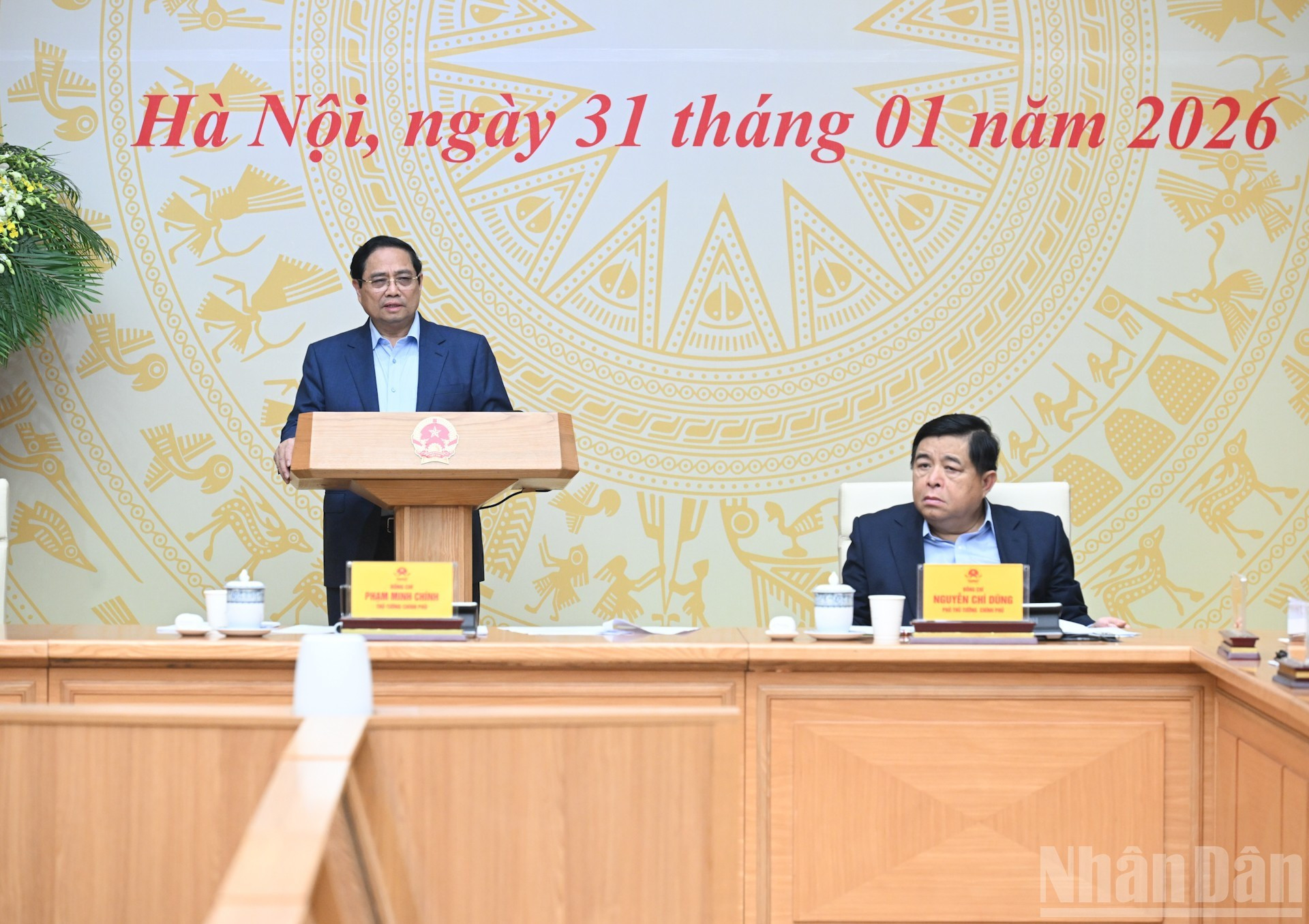 Премьер-министр Фам Минь Тьинь выступает с руководящей речью на заседании.