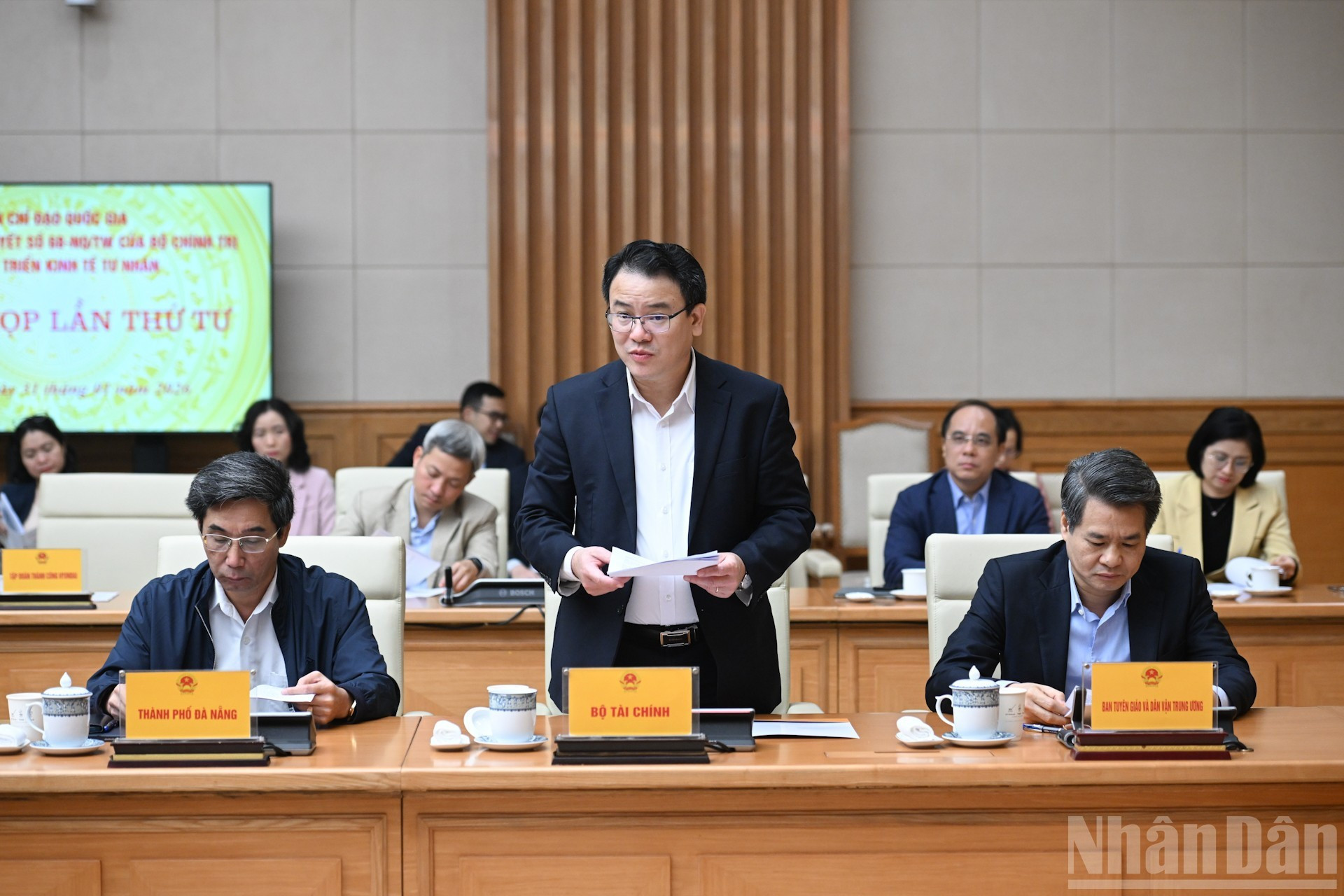 Заместитель министра финансов Чан Куок Фыонг выступает на заседании.