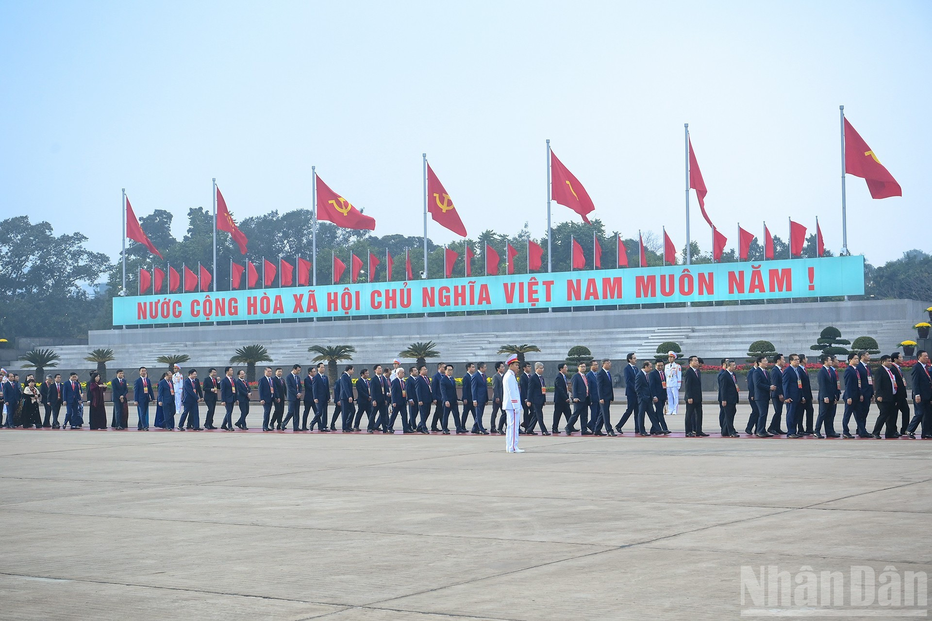 Делегаты посещают Мавзолей Президента Хо Ши Мина.