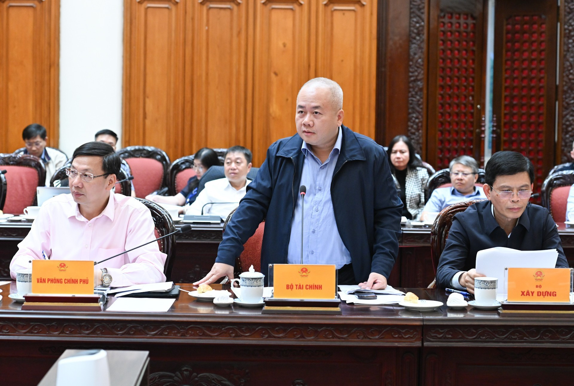 Заместитель министра финансов До Тхань Чунг выступает на заседании.