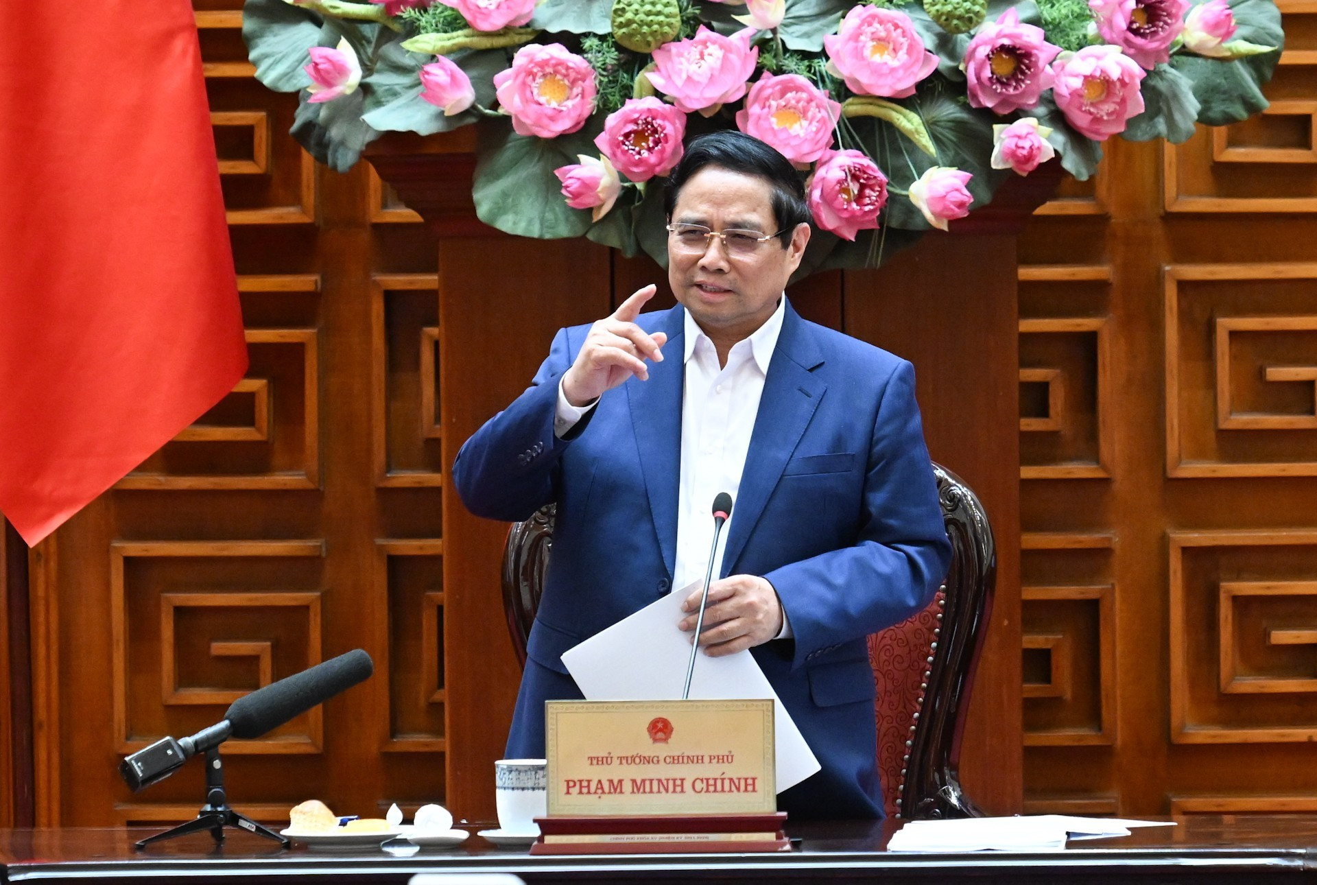 Премьер-министр Фам Минь Тьинь выступает с речью.