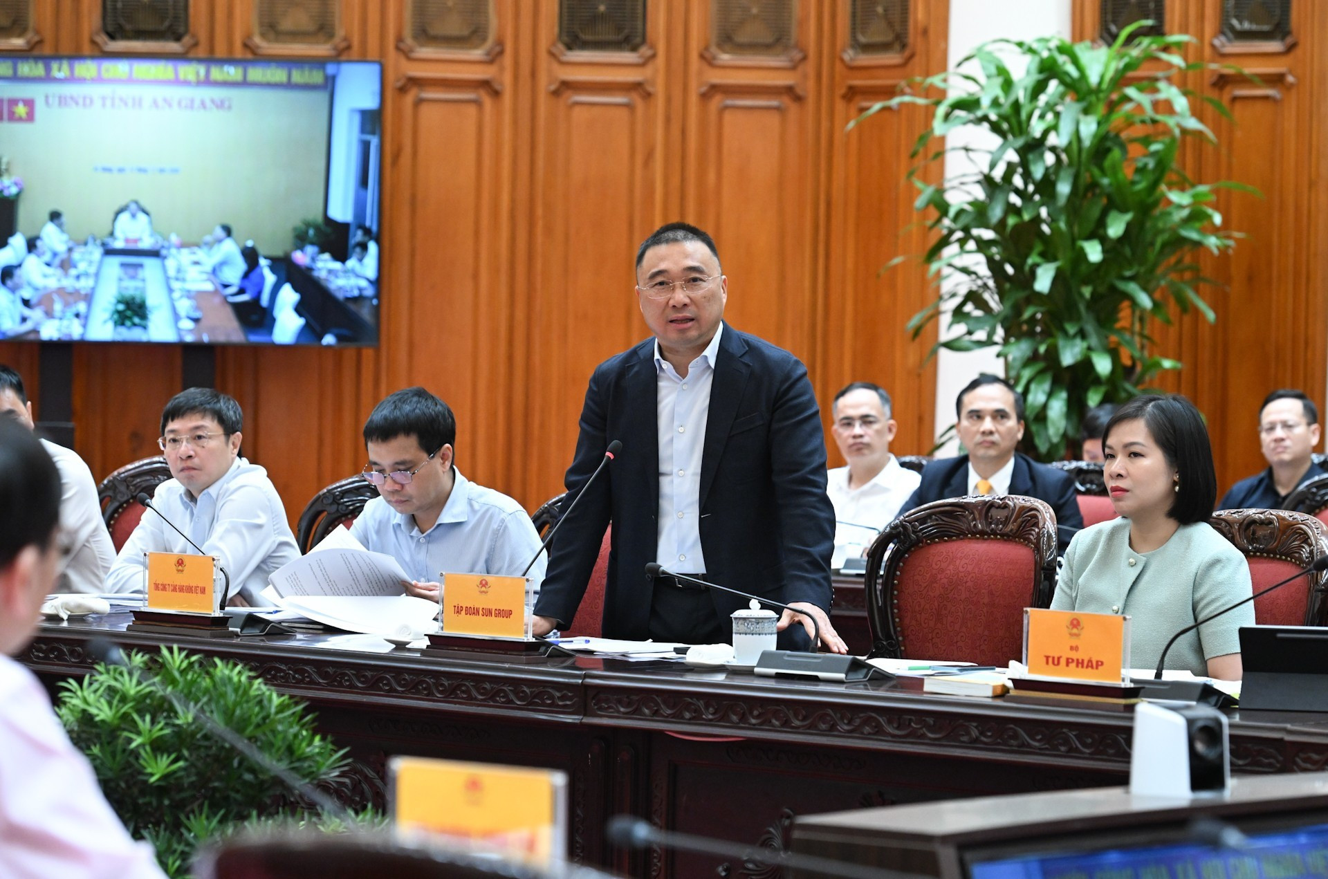 Представитель руководства корпорации Sun Group выступает на заседании.