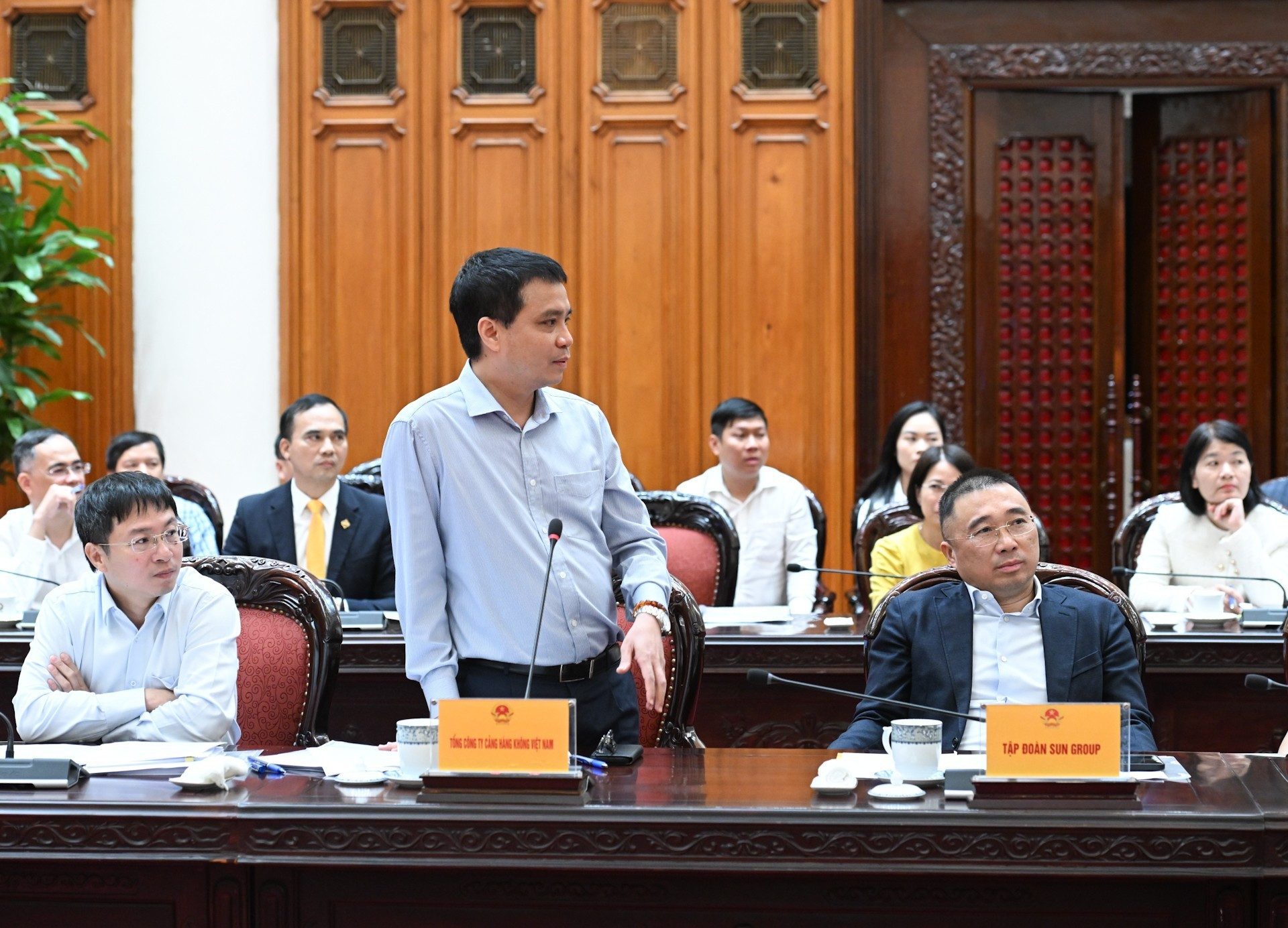 Представитель руководства Генеральной корпорации аэропортов Вьетнама выступает на заседании.