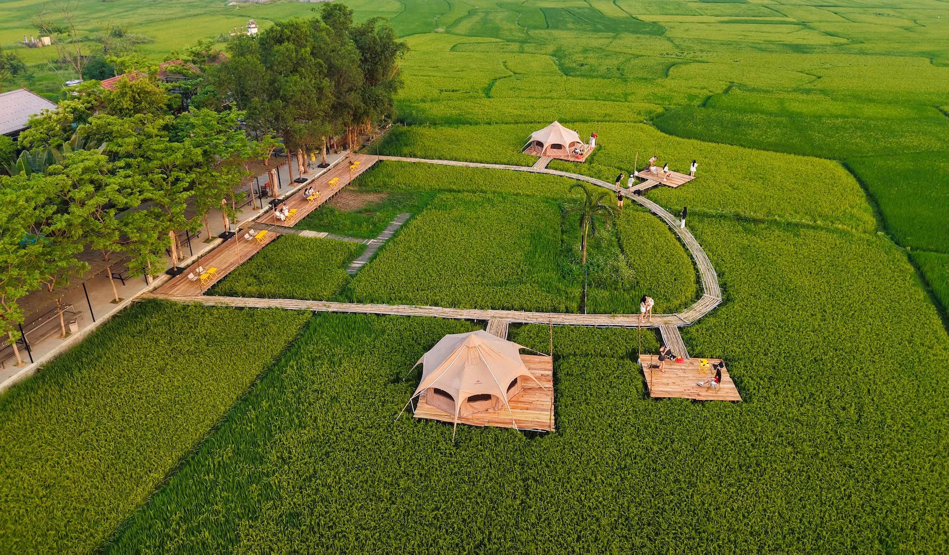 Туристический объект оформлен просто и естественно, в гармонии с зелёной природой вокруг.