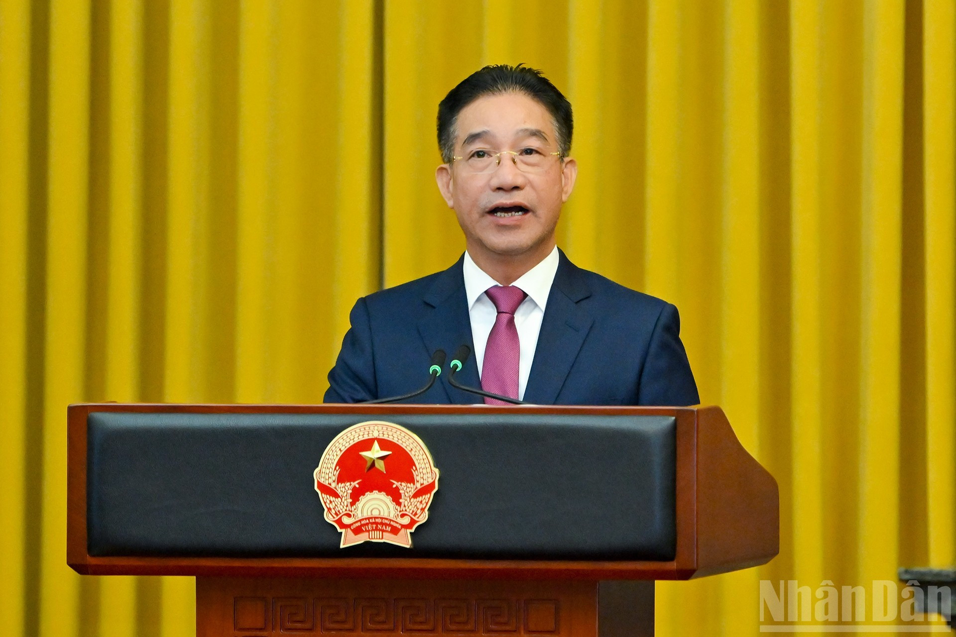 Заместитель заведующего Канцелярией Президента Фам Тхань Ха оглашает решения Президента.