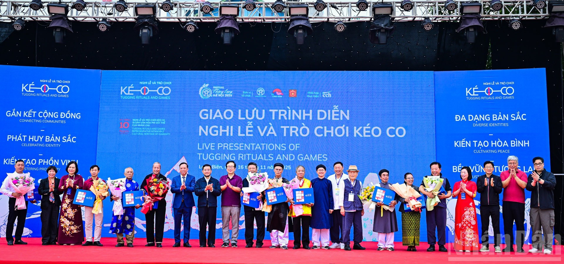 Руководители вручили подарки и цветы делегатам, участвовавшим в программе, международным делегациям и десяти сообществам-практикам культурного наследия из разных провинций и городов страны