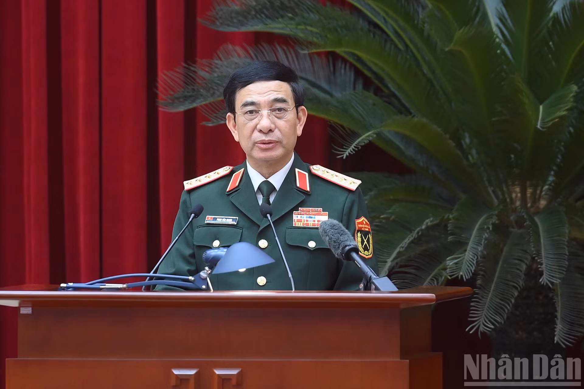 Генерал армии Фан Ван Зянг, член Политбюро, Заместитель секретаря Центрального военного комитета, Вице-премьер, Министр обороны, от имени подразделений выступает с речью.