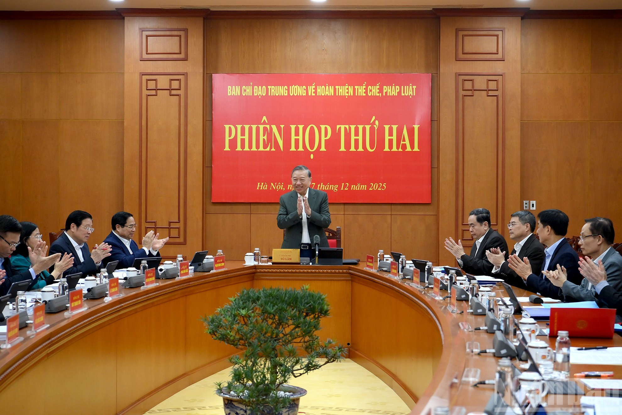 Генеральный секретарь ЦК КПВ То Лам председательствует на заседании.