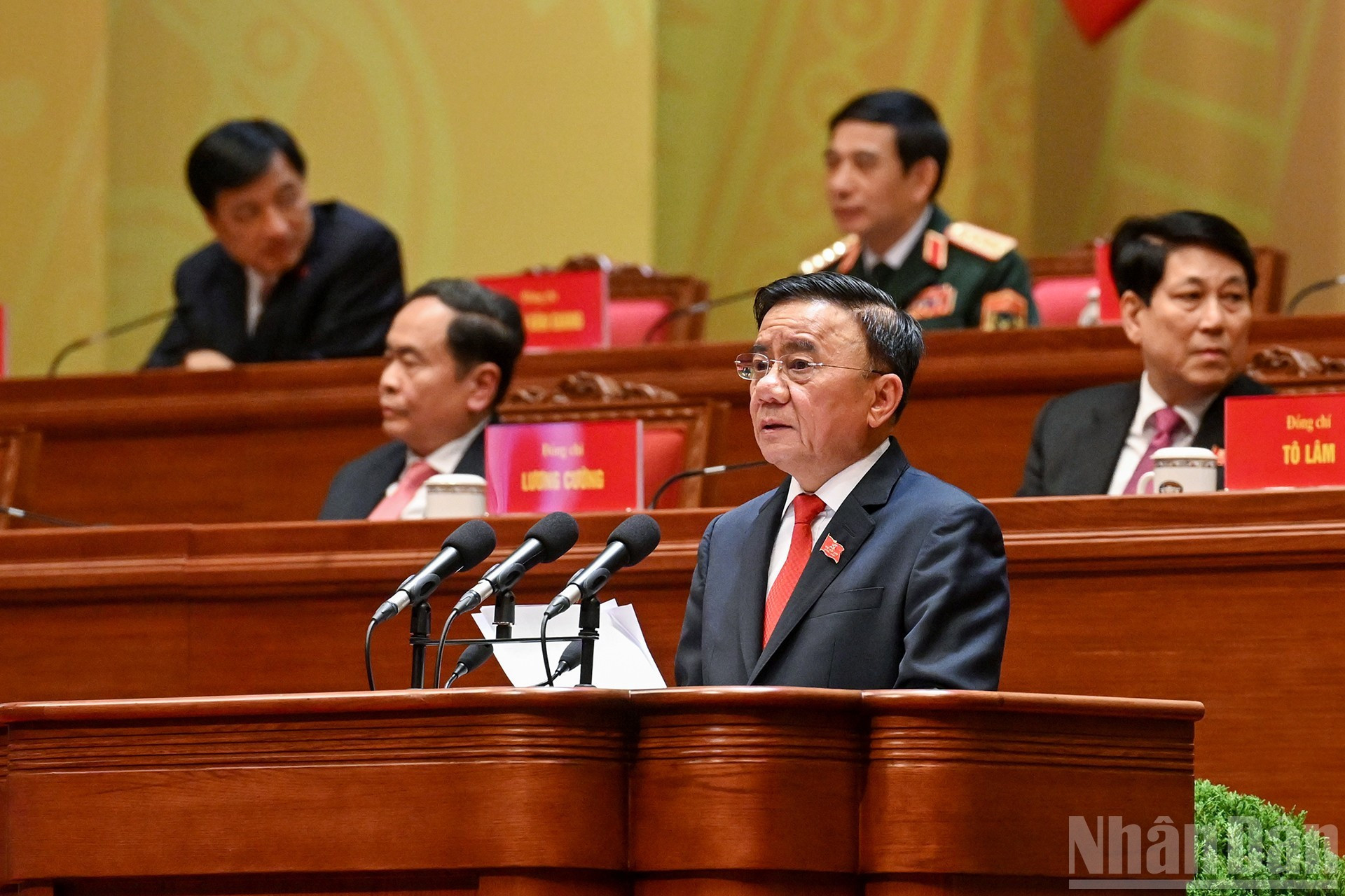 Постоянный член Секретариата Чан Кам Ту выступает на заключительном заседании. (Фото: Зюи Линь)