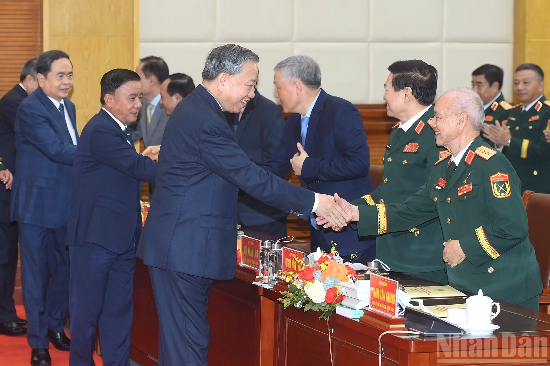 Генеральный секретарь ЦК КПВ То Лам и делегаты на митинге.