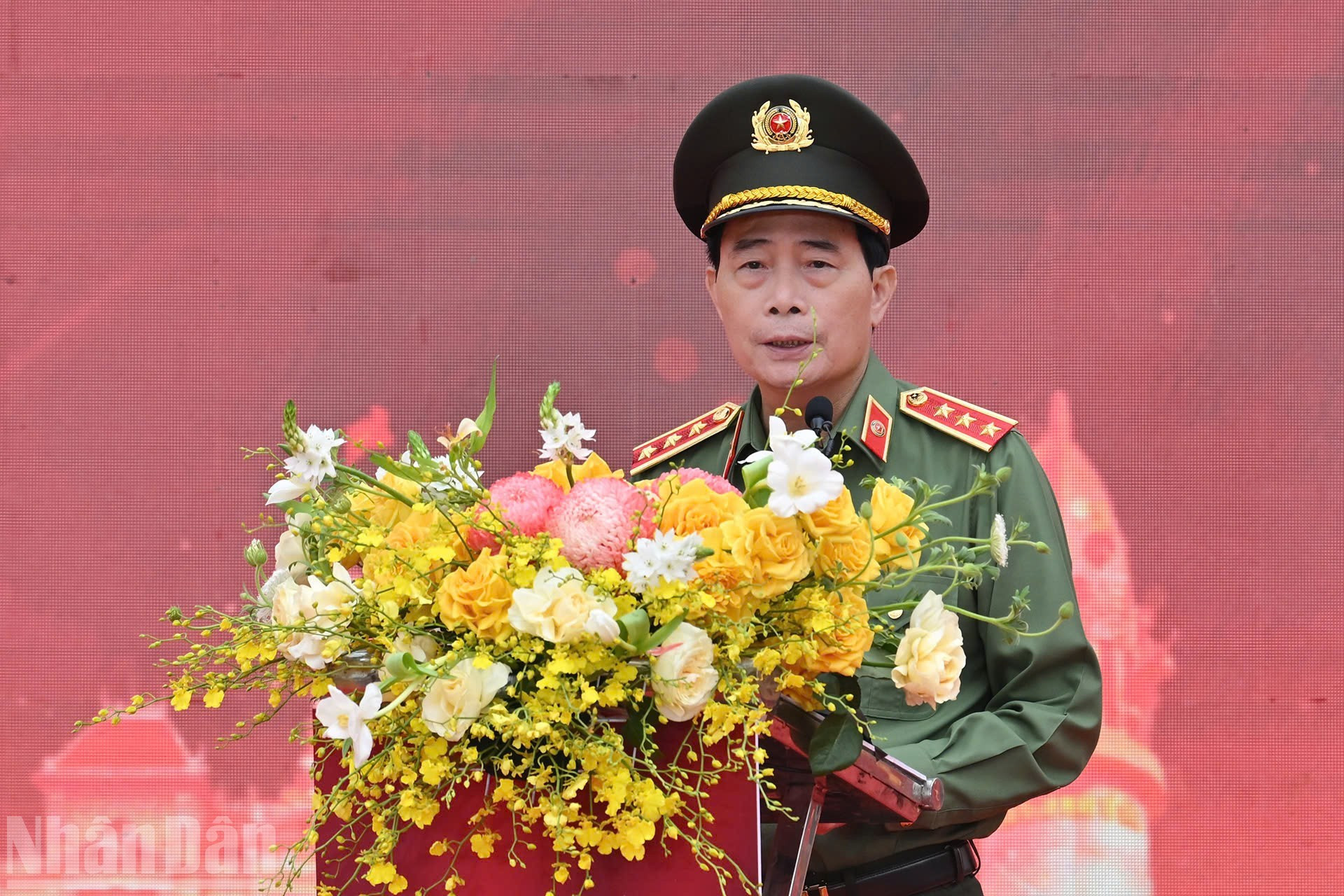 Заместитель министра общественной безопасности генерал-полковник Ле Куок Хунг выступает на церемонии.