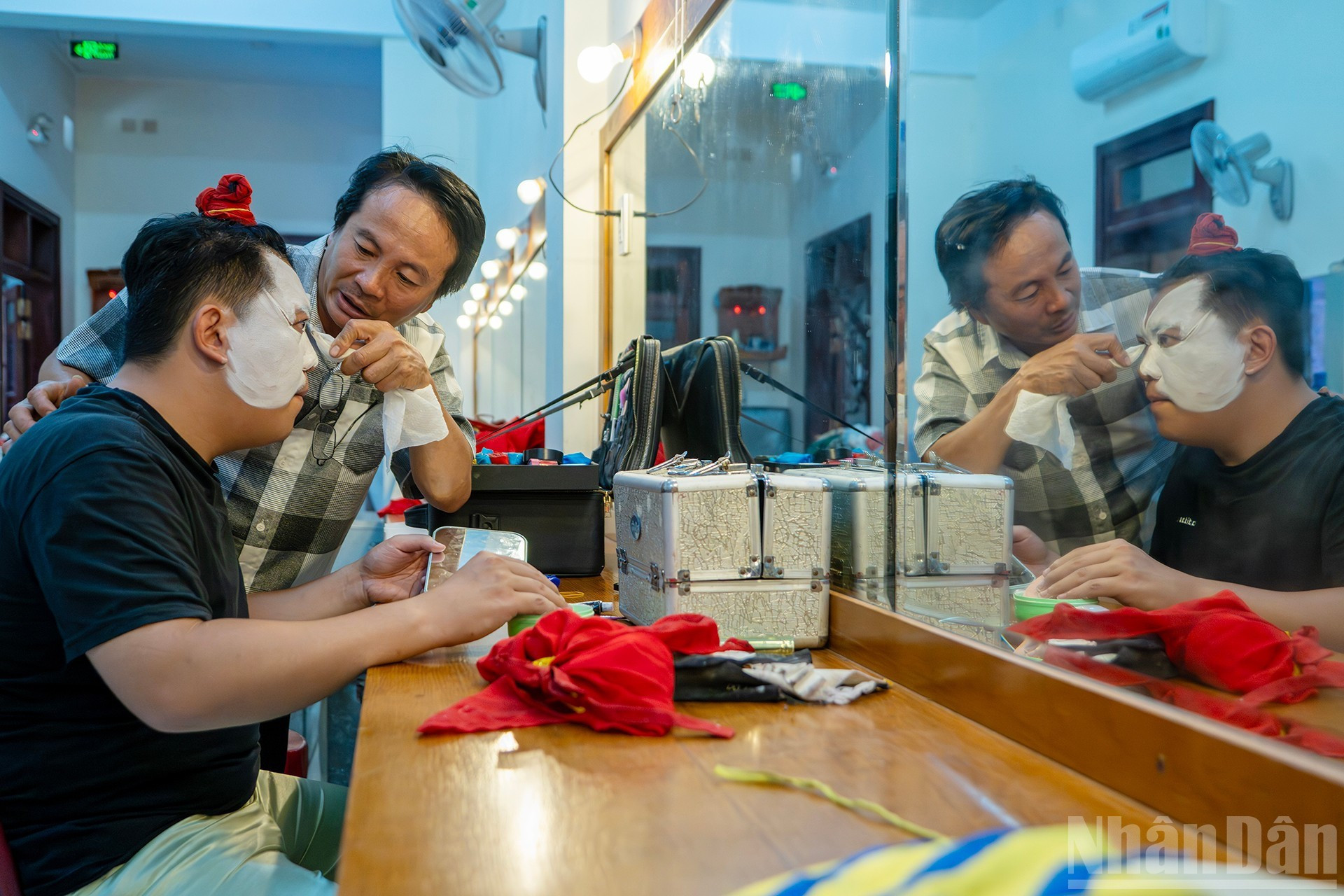 Чаще всего для раскраски масок используют белый, розовый, красный и черный цвета.