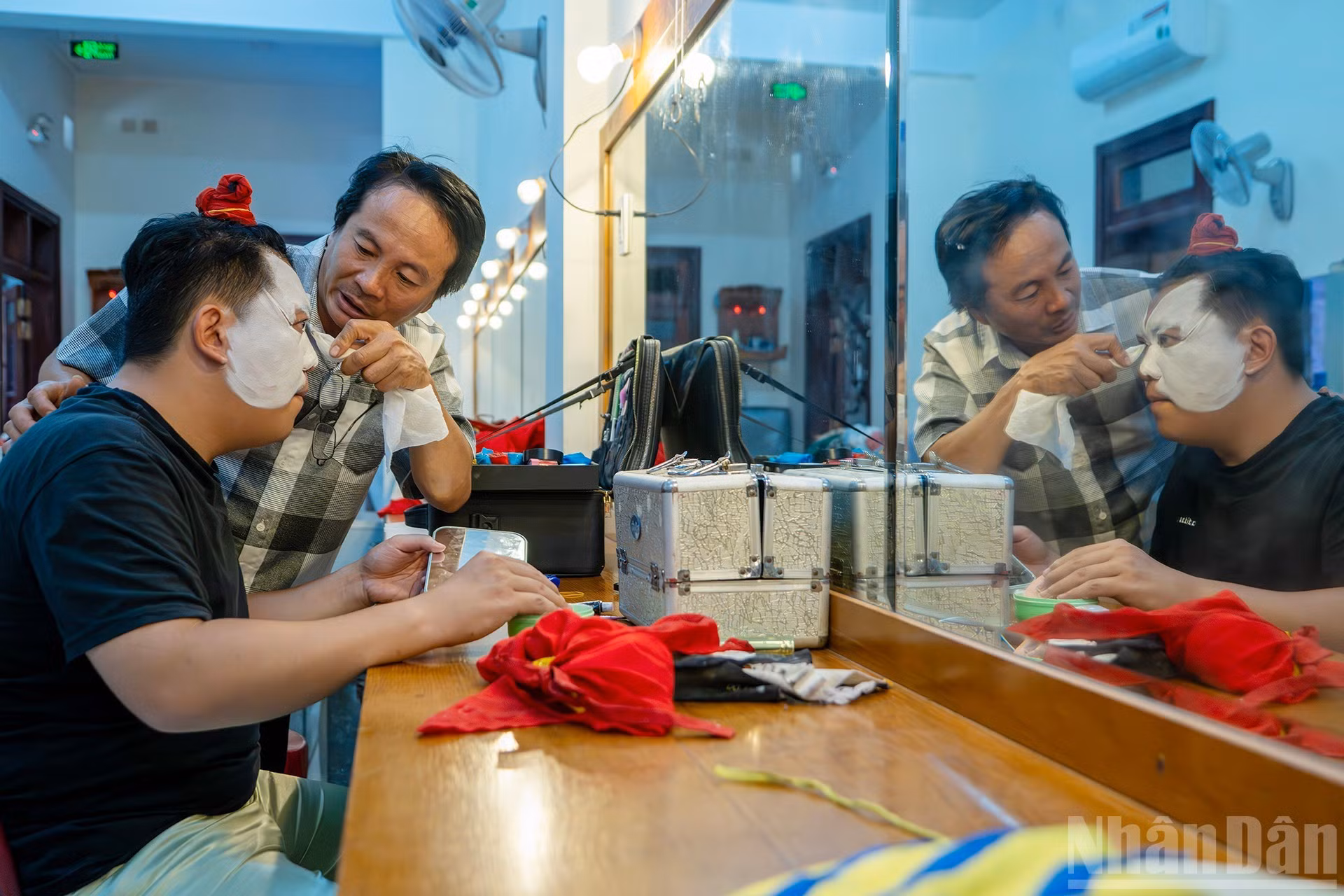 Чаще всего для раскраски масок используют белый, розовый, красный и черный цвета.