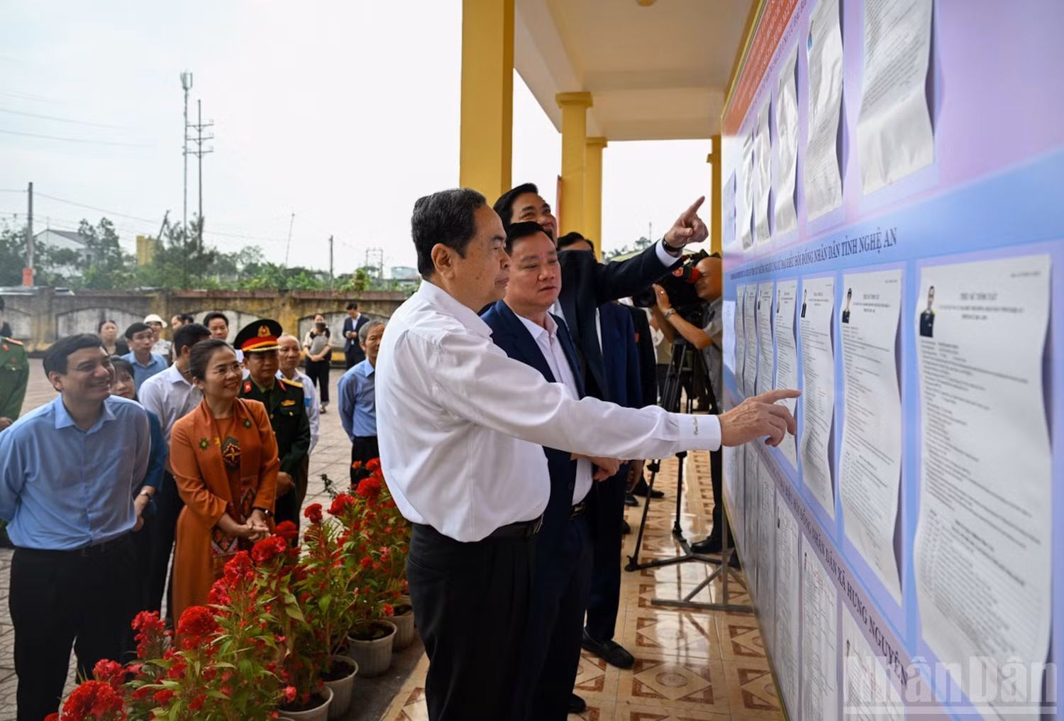 Председатель НС Чан Тхань Ман проверяет ход подготовки к выборам.