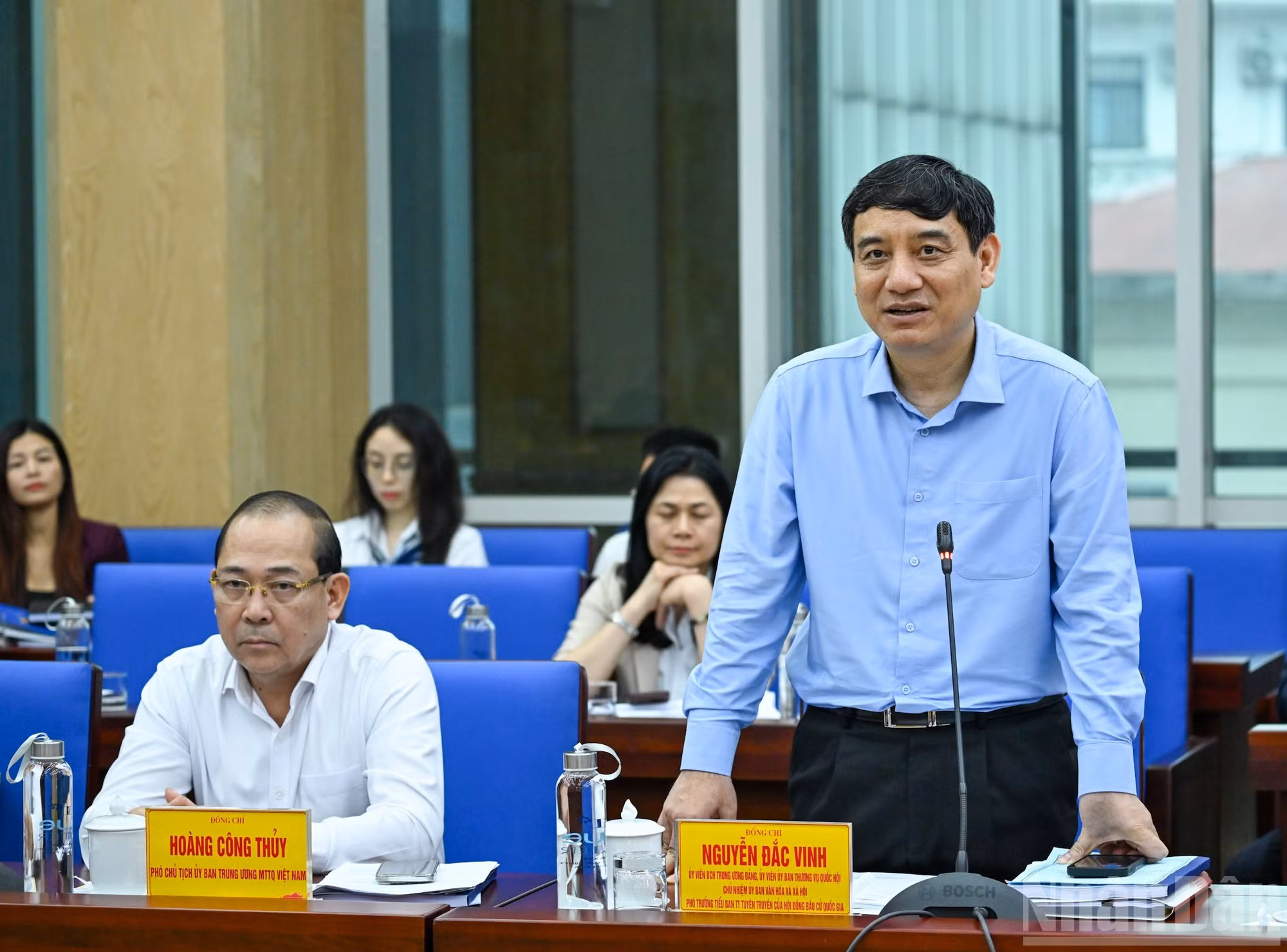 Председатель Комитета по культурным и социальным вопросам Нгуен Дак Винь выступает на встрече.