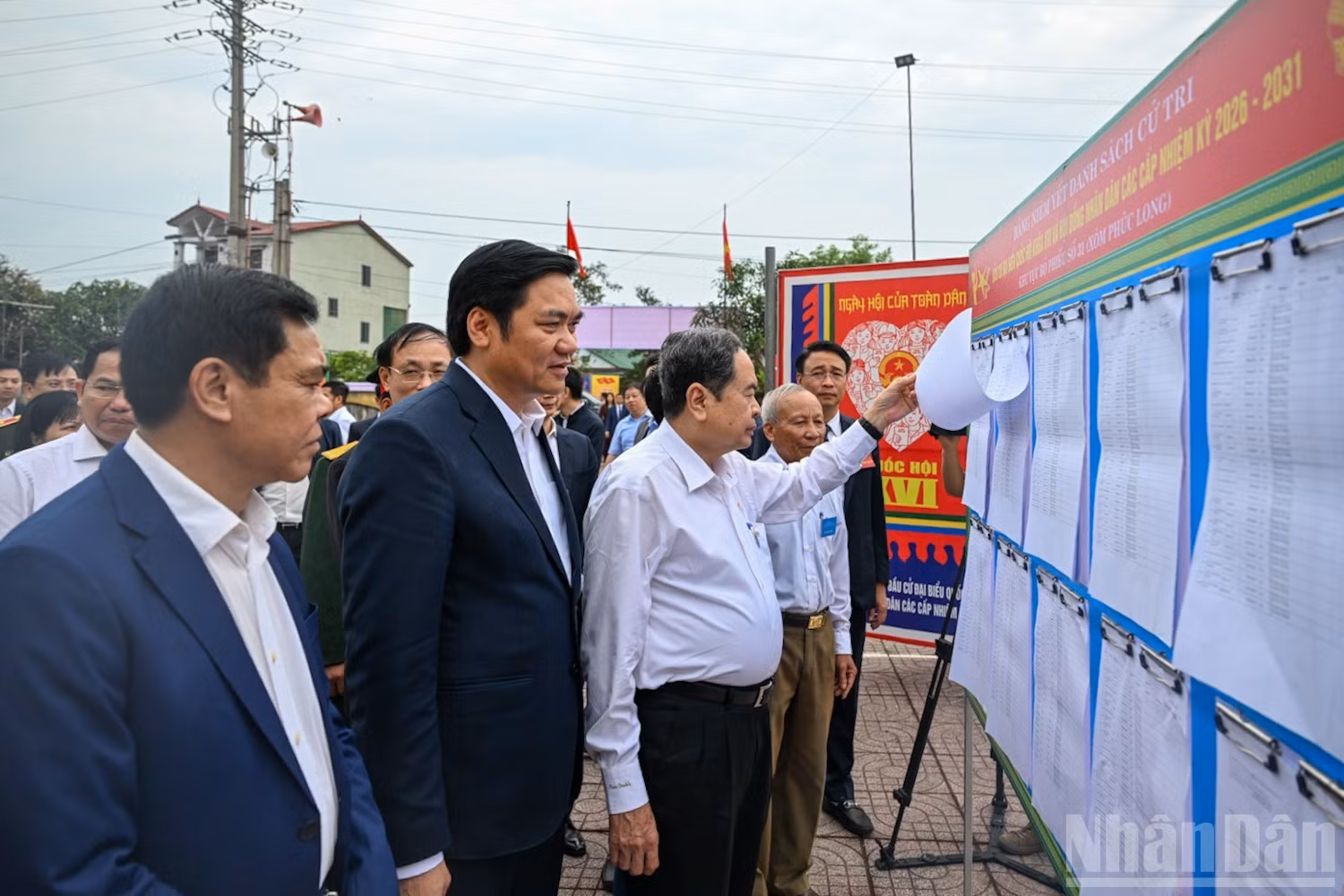 Председатель НС Чан Тхань Ман проверяет ход подготовки к выборам.