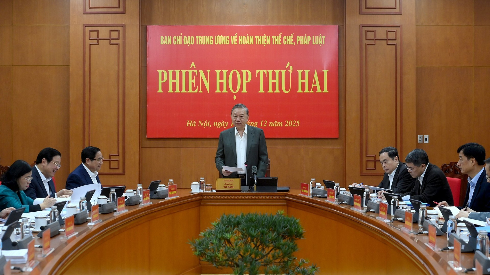 Генеральный секретарь ЦК КПВ То Лам председательствует на заседании.