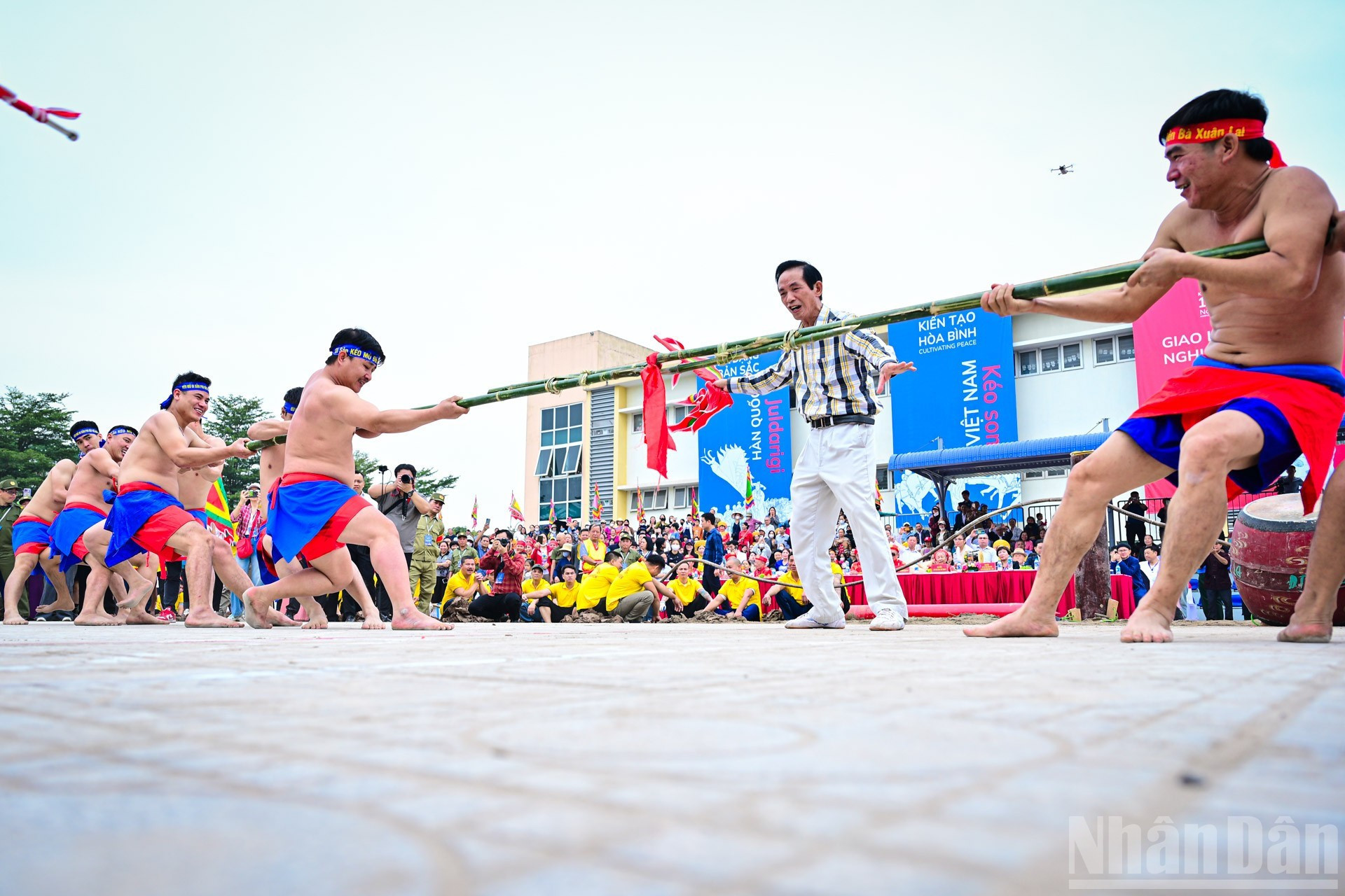 Игра в перетягивание каната является не только увлекательным развлечением на празднике, но и священным ритуалом, связанным с пожеланиями благоприятной погоды и богатого урожая.