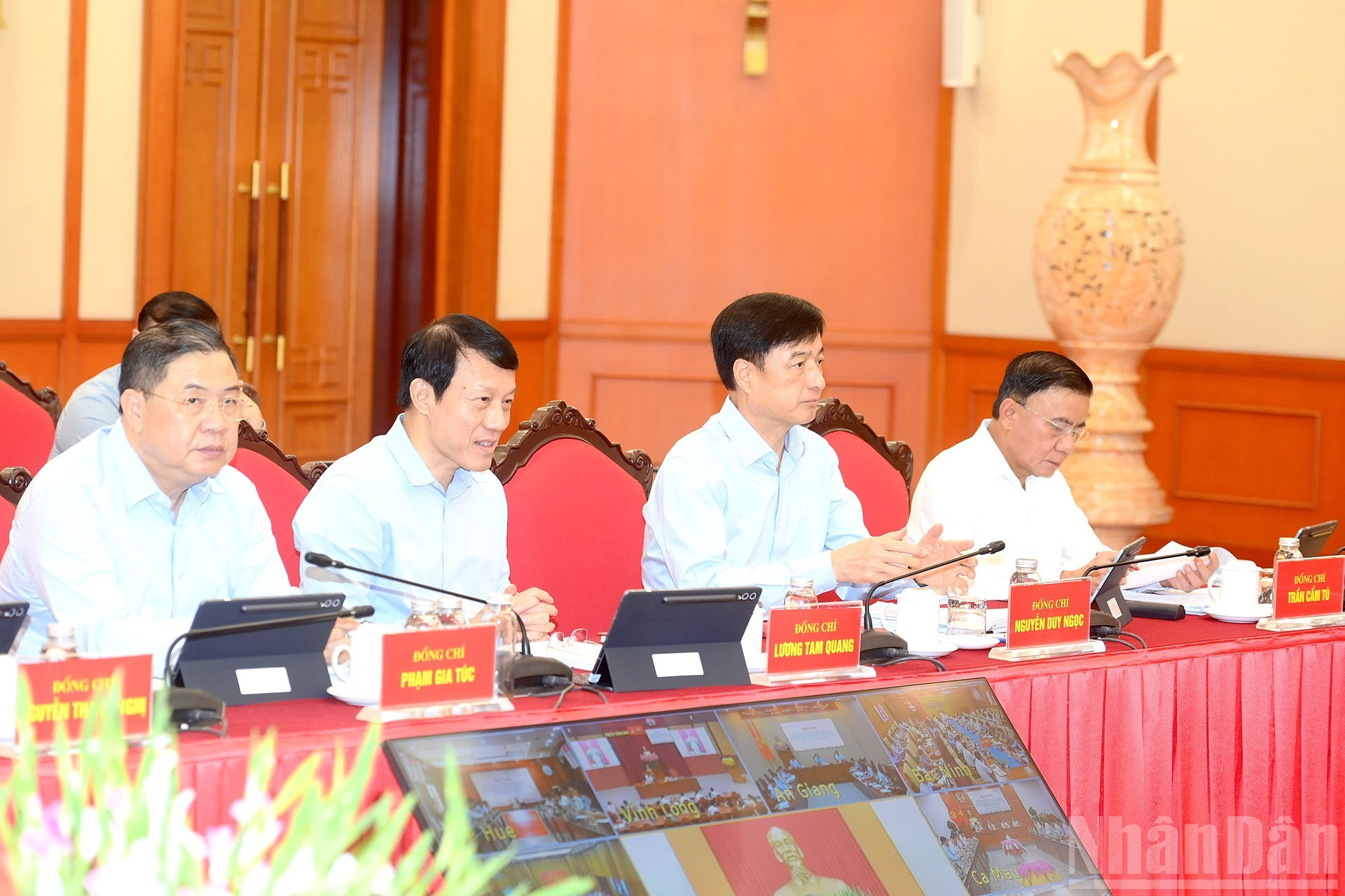 Руководители Партии и Государства на заседании.