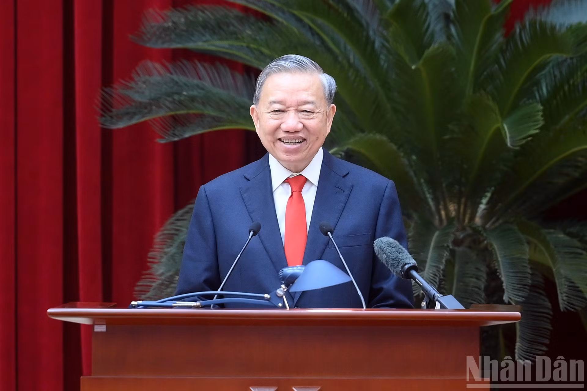 Генеральный секретарь ЦК КПВ, Президент То Лам выступает с руководящими указаниями.