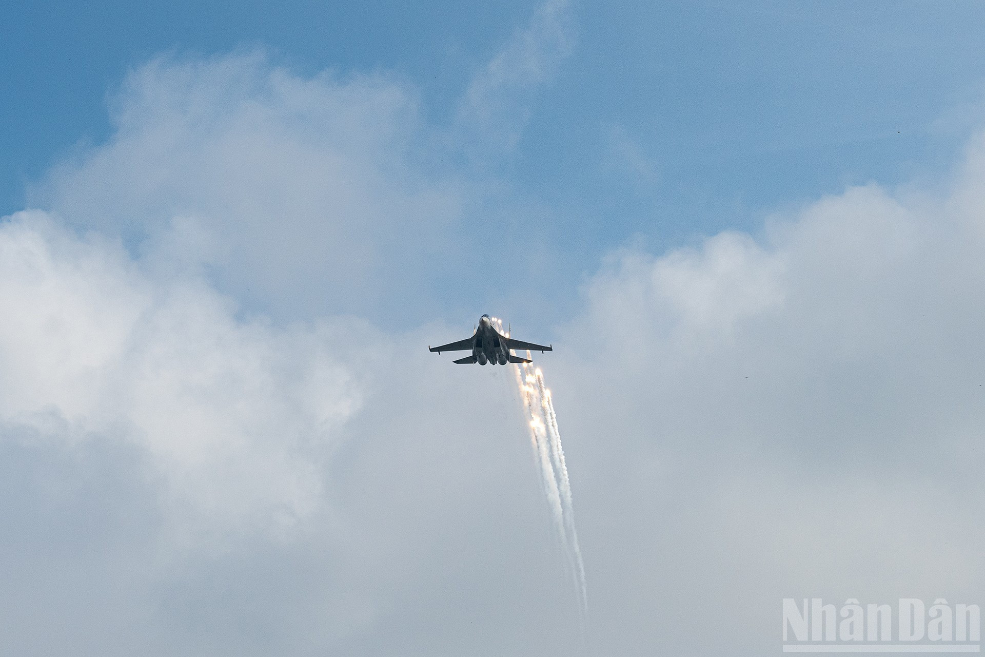 Самолет Су-30МК2 сбрасывает тепловые ловушки во время пролета над площадью Бадинь. Самолет Су-30МК2 сбрасывает тепловые ловушки во время пролета над площадью Бадинь.