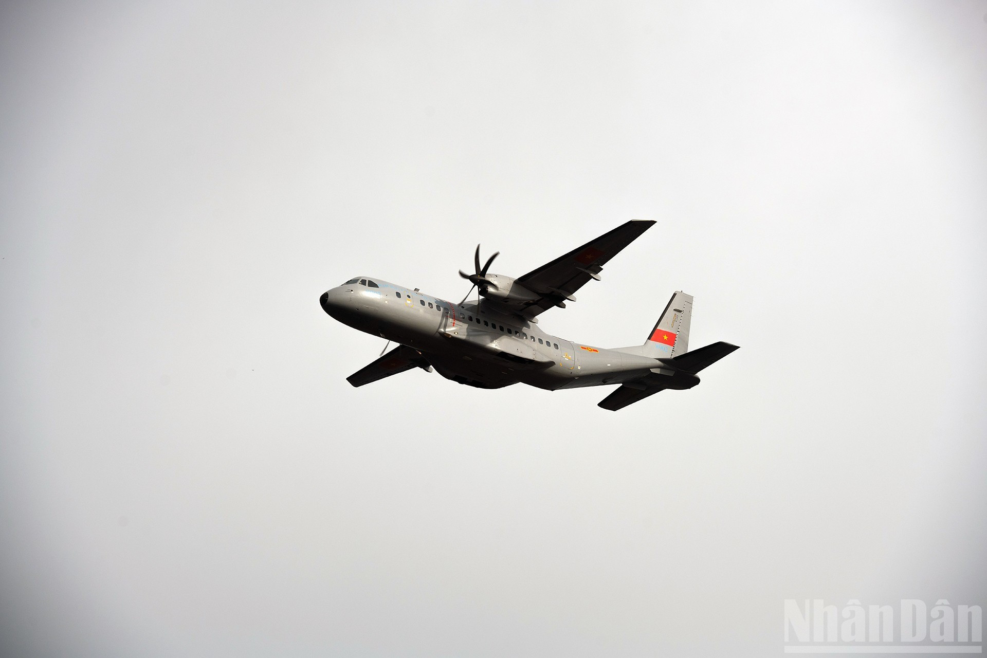 За вертолетами следует группа военно-транспортных самолетов Casa C-295 и C-212. За вертолетами следует группа военно-транспортных самолетов Casa C-295 и C-212.