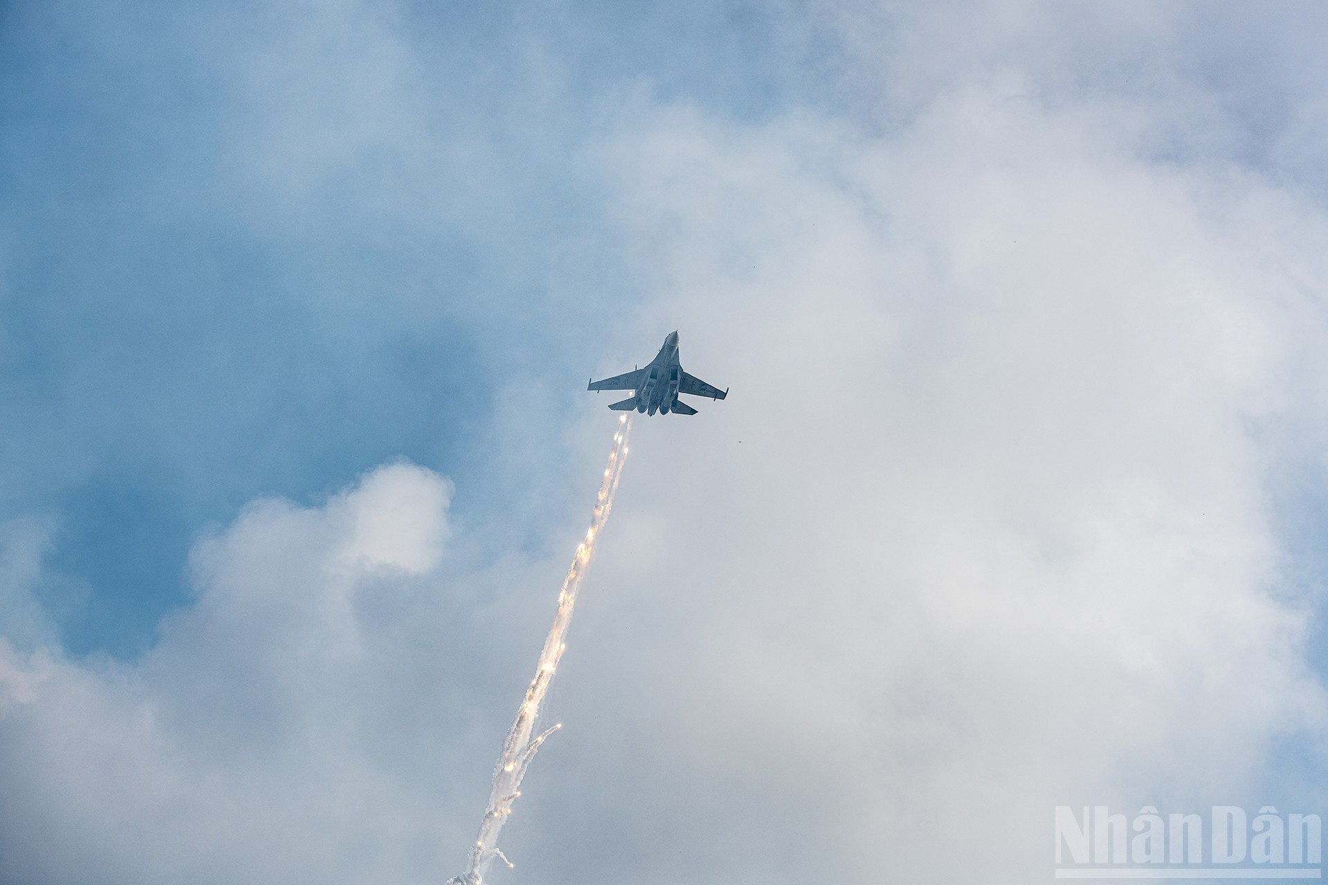 Истребитель Су-30МК2 сбрасывает тепловые ловушки с другого ракурса. Истребитель Су-30МК2 сбрасывает тепловые ловушки с другого ракурса.
