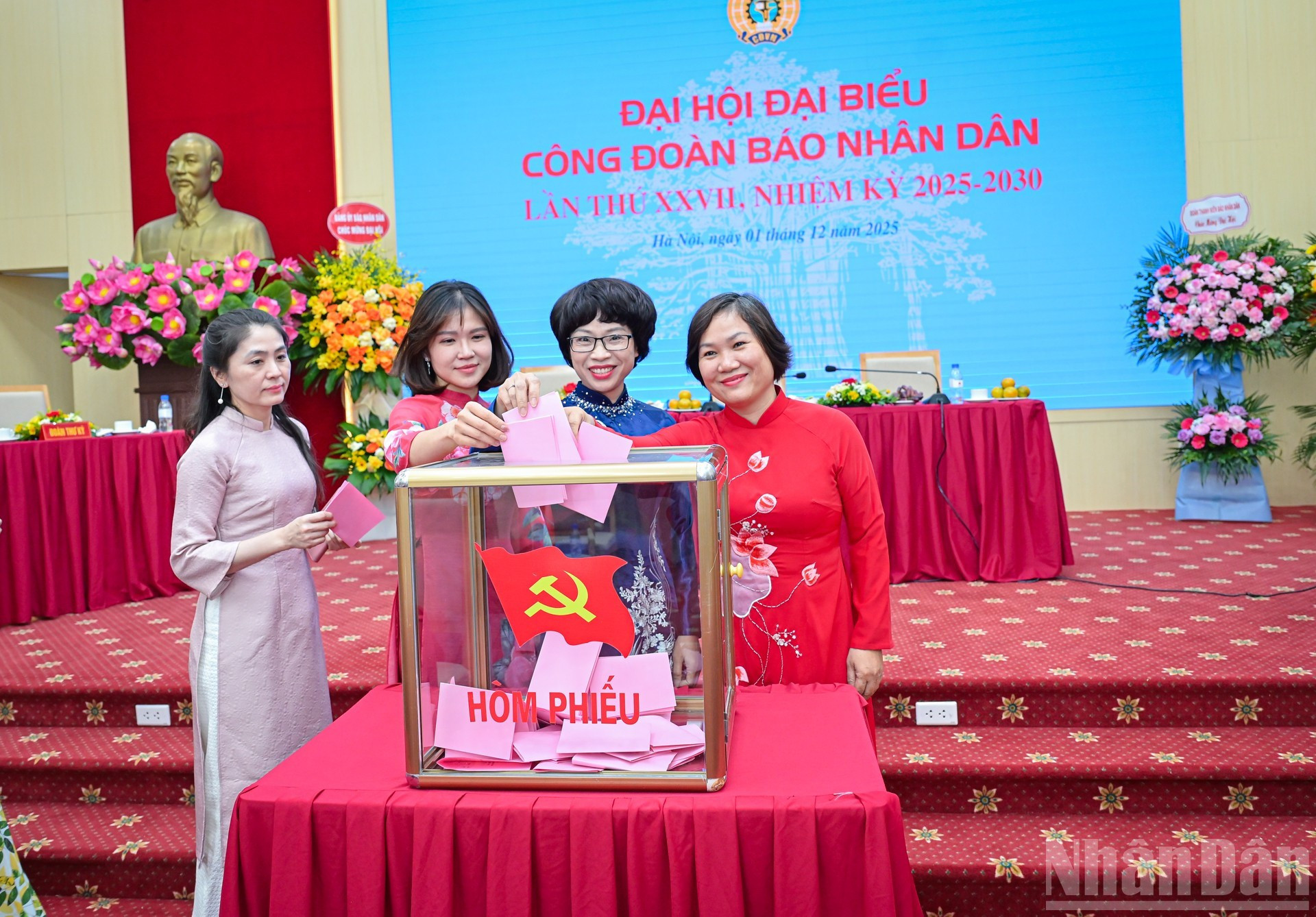 Делегаты голосуют за Исполнительный комитет Профсоюза газеты «Нянзан» 27-го созыва на срок работы 2025-2030 гг., а также за представителей, которые примут участе в конференции профсоюза высшего уровня.