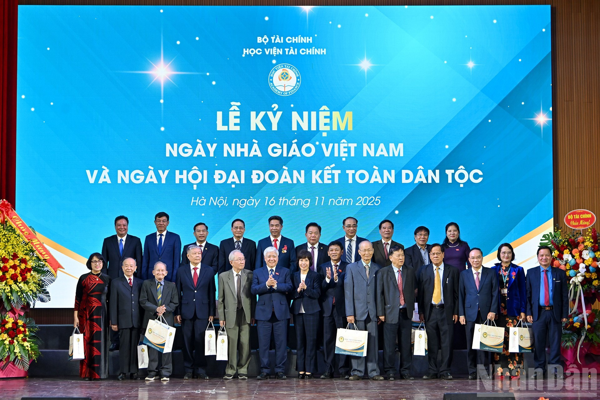 Заместитель председателя НС До Ван Тьиен с ветеранами-преподавателями Финансовой академии на торжественном мероприятии.