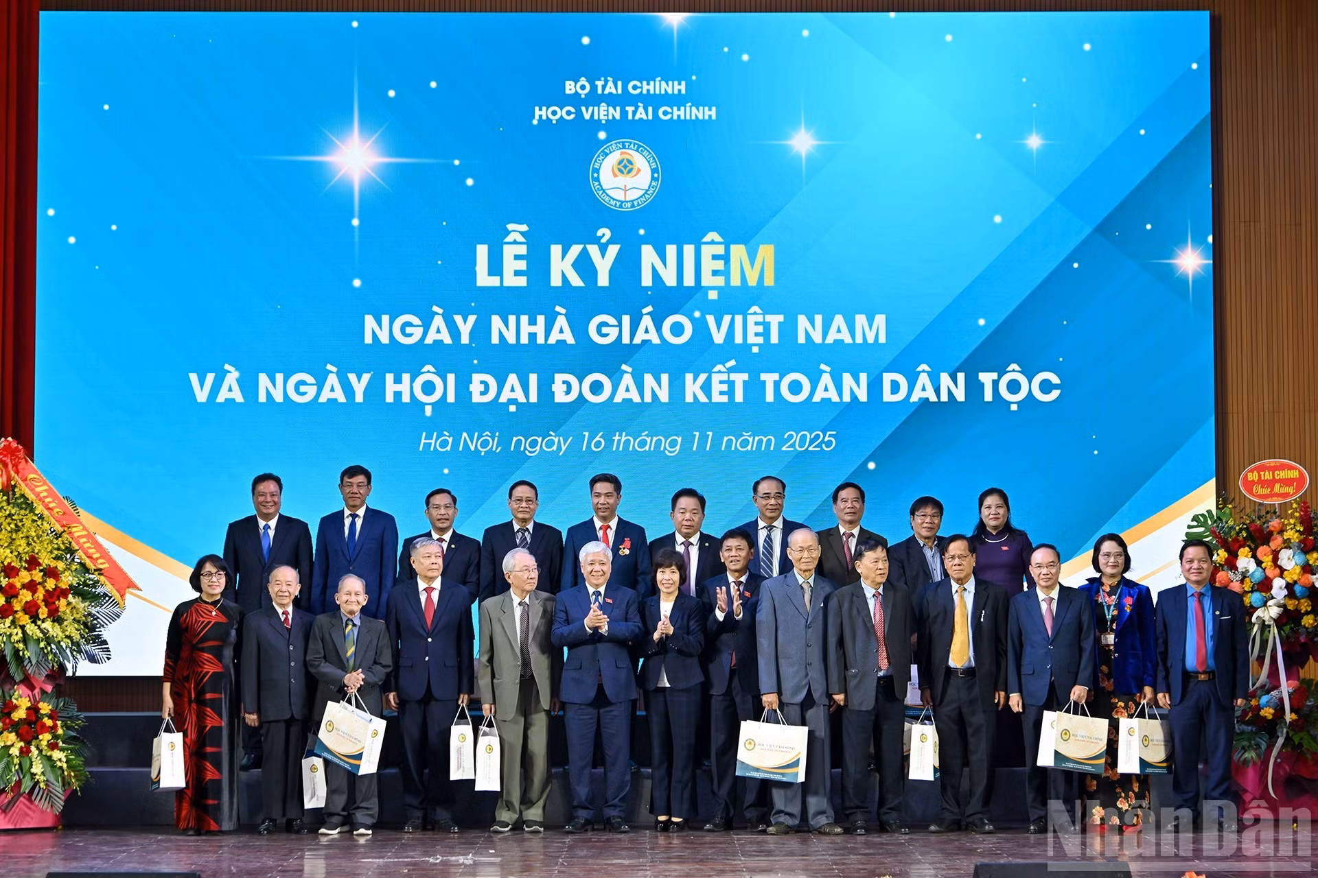 Заместитель председателя НС До Ван Тьиен с ветеранами-преподавателями Финансовой академии на торжественном мероприятии.