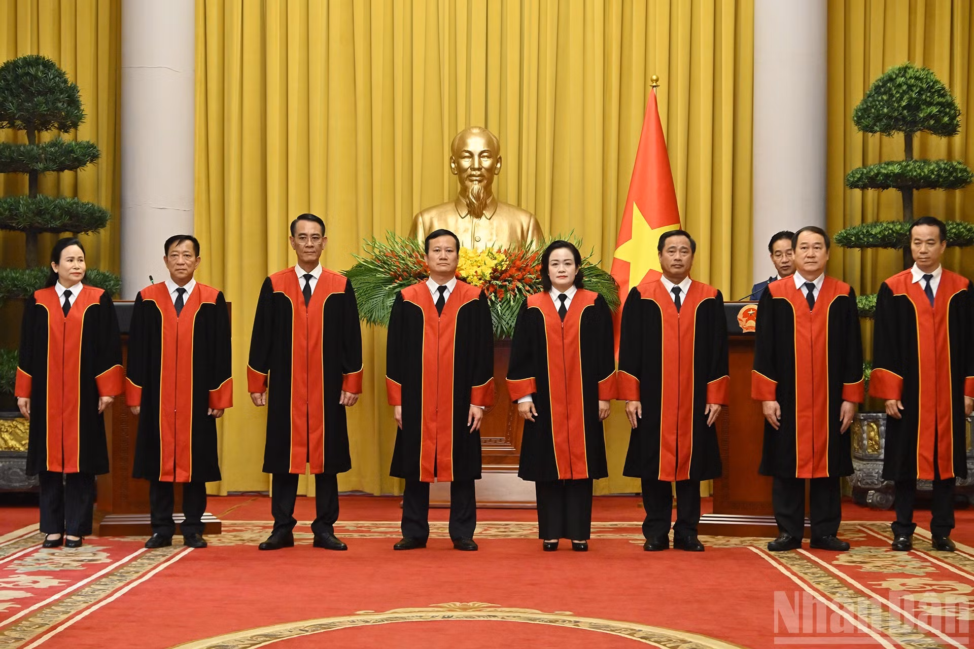 Товарищ Фам Тхань Ха, Заместитель Заведующего Канцелярией Президента, объявляет решения Президента о назначении на должности судей Верховного народного суда восьми товарищей: Нгуен Хай Чам, Нгуен Ван Кыонг, Ле Хынг Зунг, Ле Тхань Фонг, До Мань Танг, Нгуен Хай Тхань, Нгуен Хыу Туен, До Тхи Хай Йен.