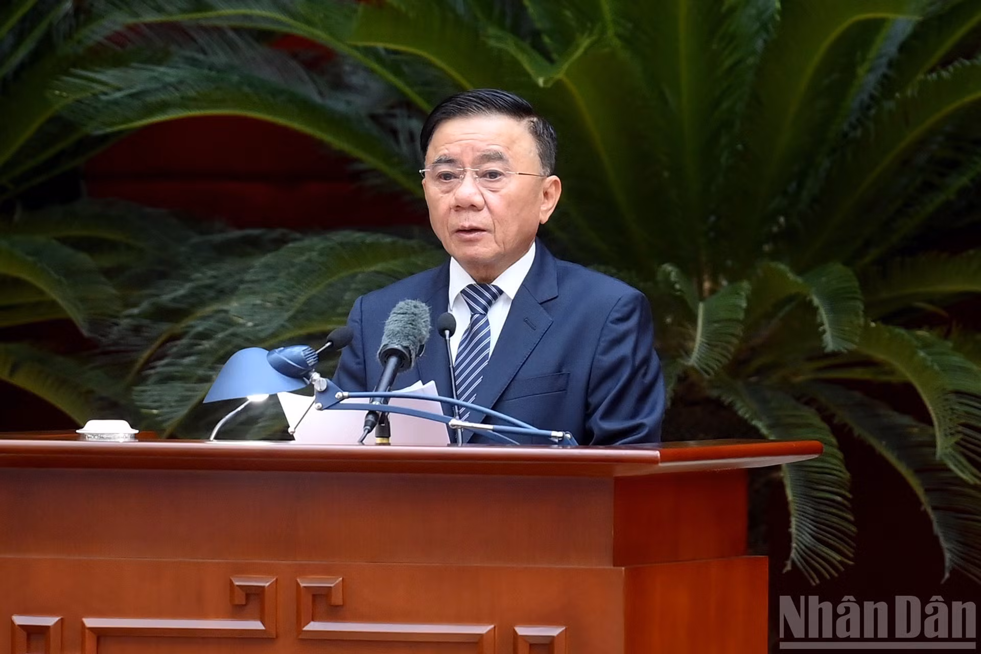 Постоянный член Секретариата ЦК КПВ Чан Кам Ту выступает на пленуме.