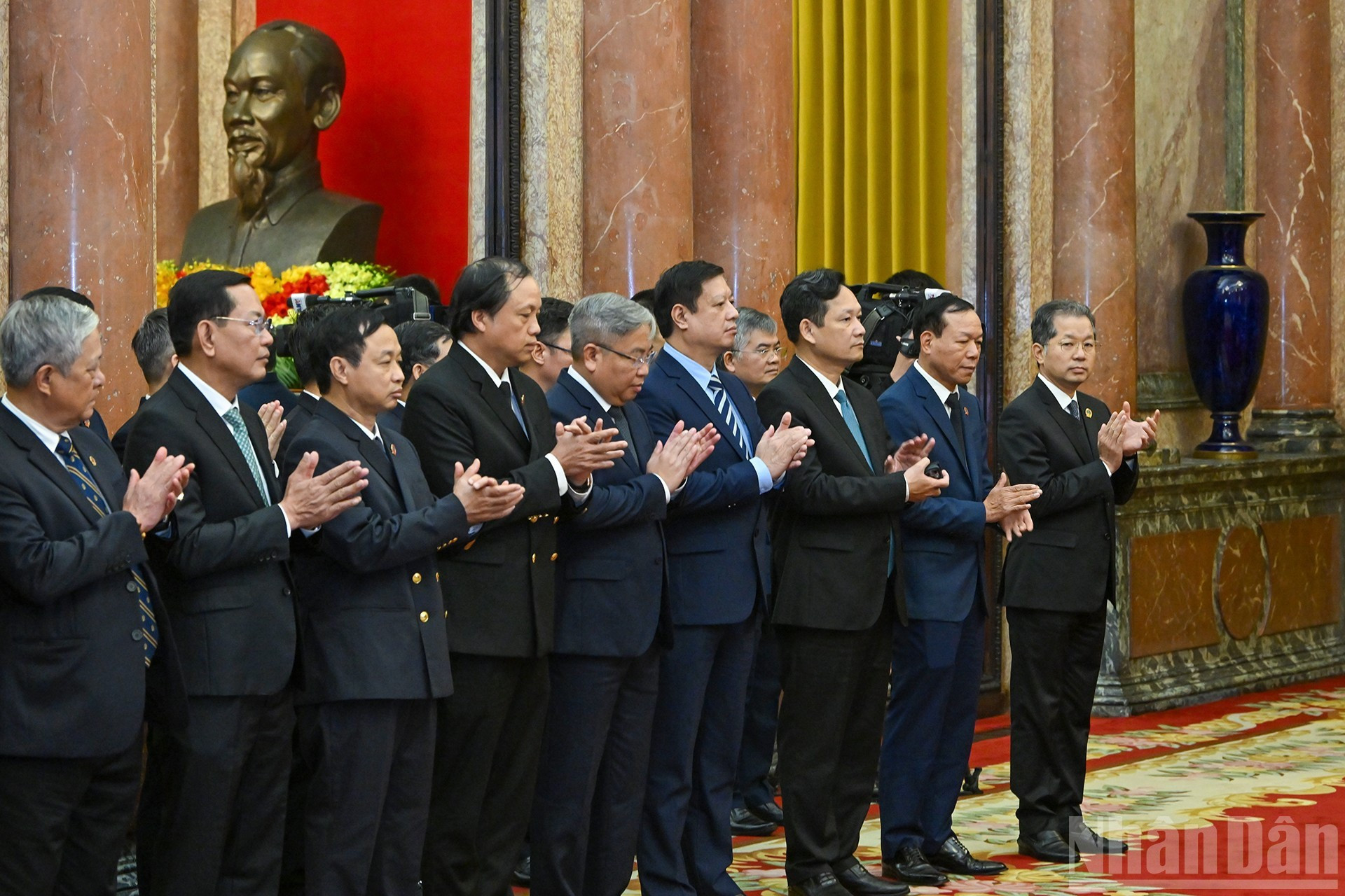 Председатель Верховного народного суда Нгуен Ван Куанг и руководители Верховного народного суда на церемонии.