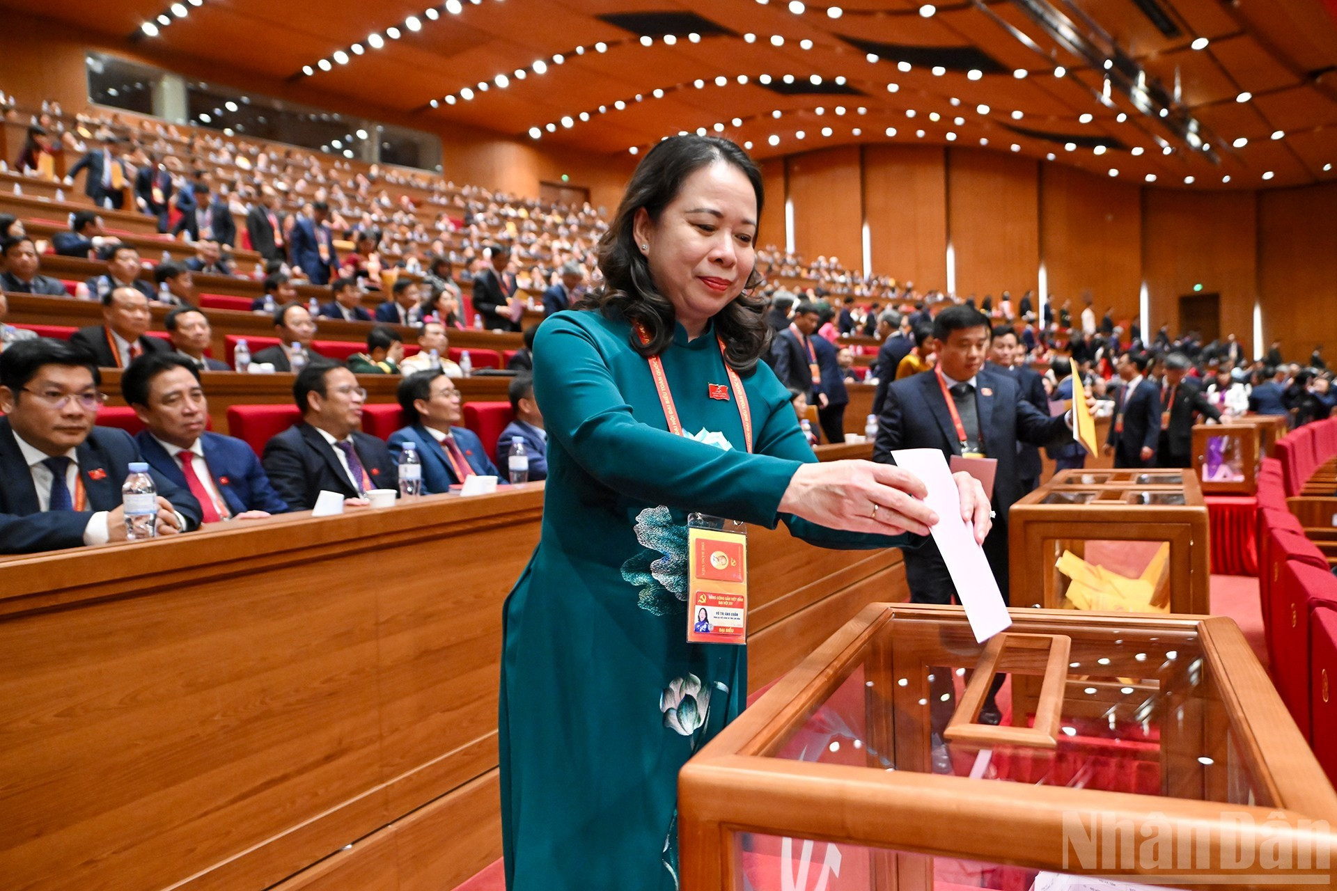 Делегаты голосуют за избрание Центрального комитета КПВ XIV созыва. (Фото: Зюи Линь)