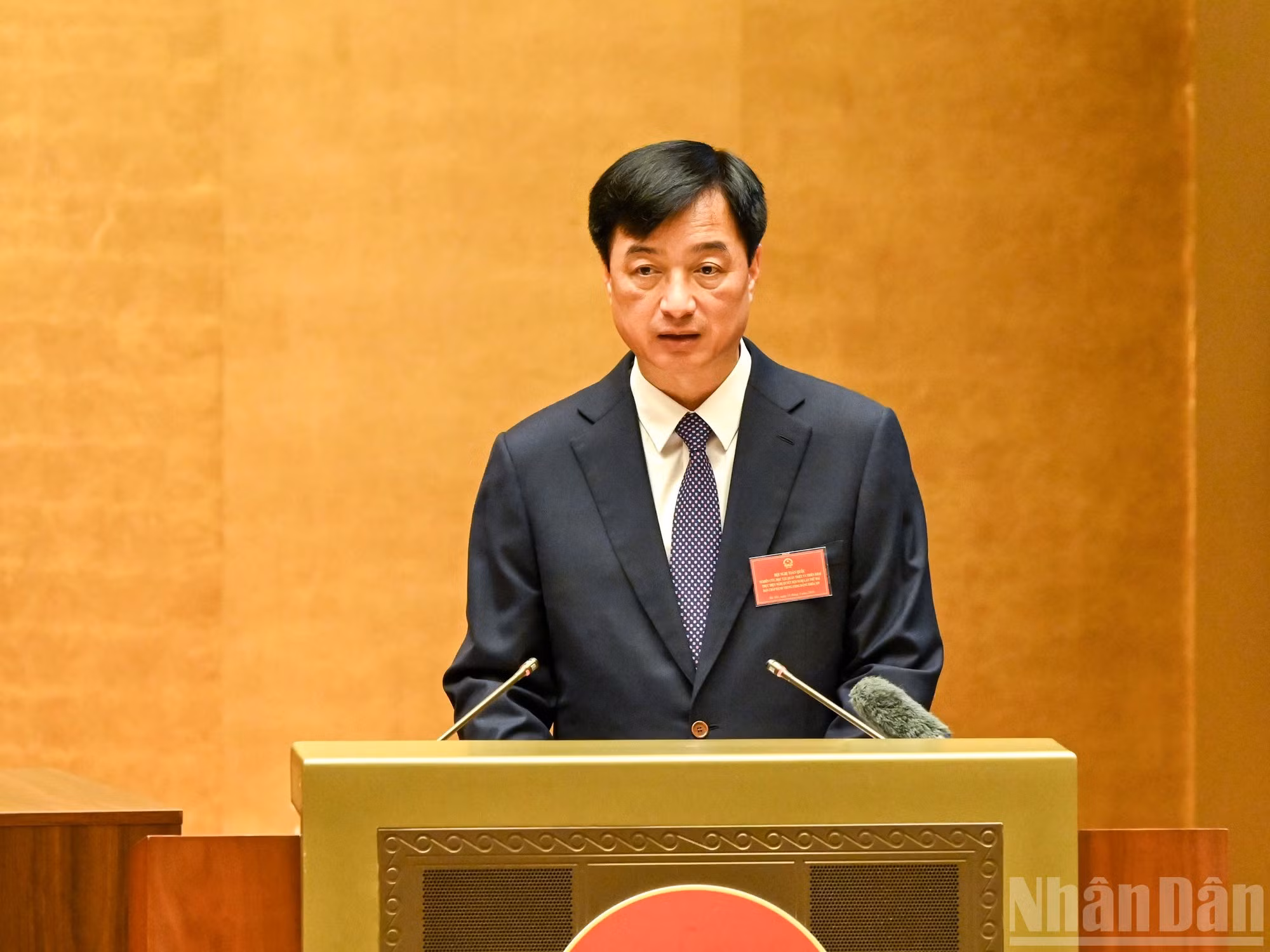 Заведующий Организационным отделом ЦК КПВ Нгуен Зюи Нгок представляет тематический доклад «Положение о выполнении Устава Партии». (Фото: Зюи Линь)