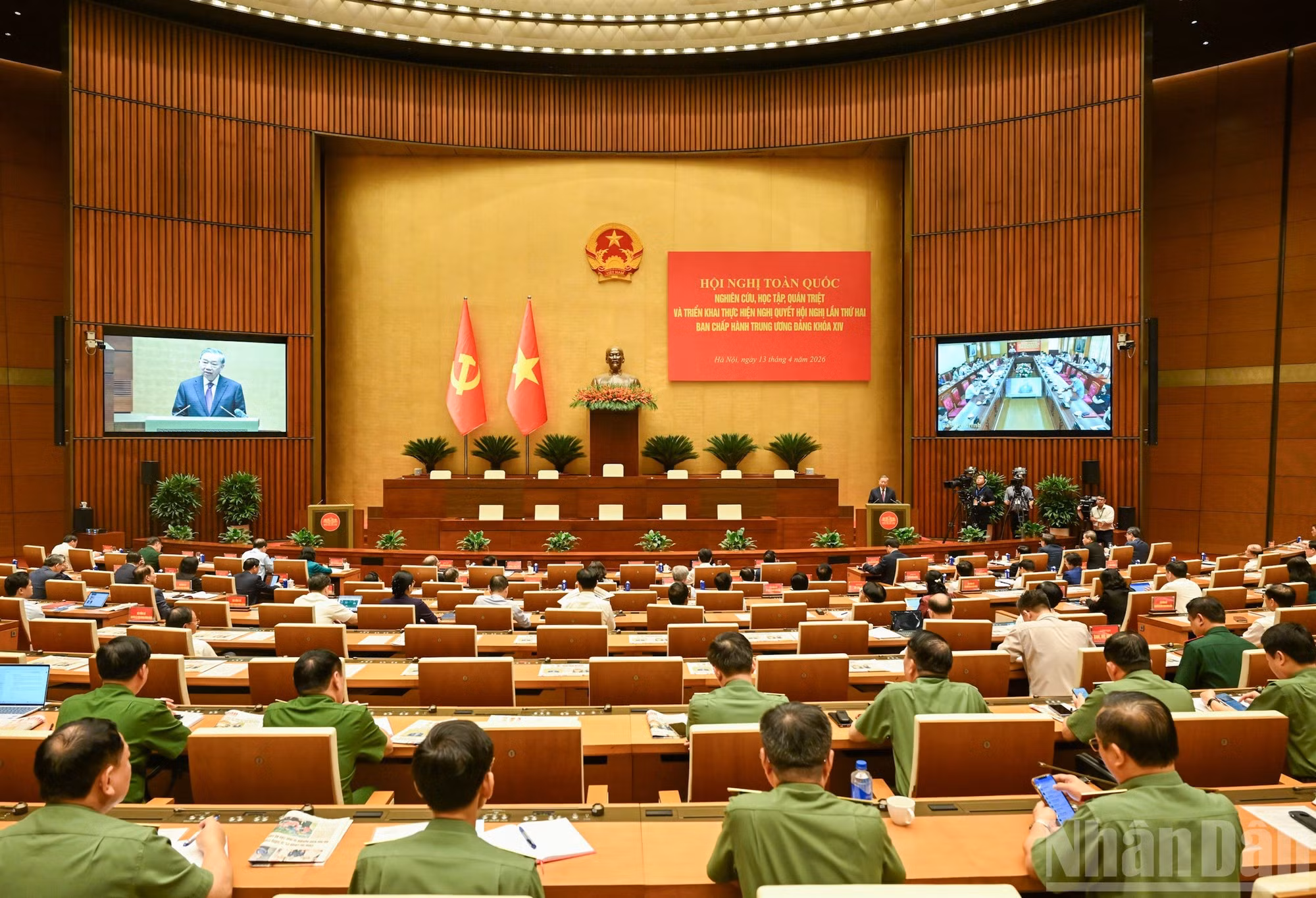 Генеральный секретарь ЦК КПВ, Президент То Лам выступает на конференции. (Фото: Зюи Линь)