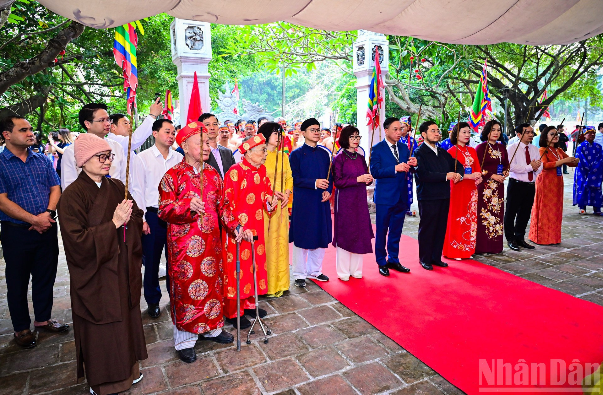 Руководители Министерства культуры, спорта и туризма, Департамента культуры и спорта Ханоя, квартала Лонгбиен и старейшины воскуряют благовония в храме Чанву.