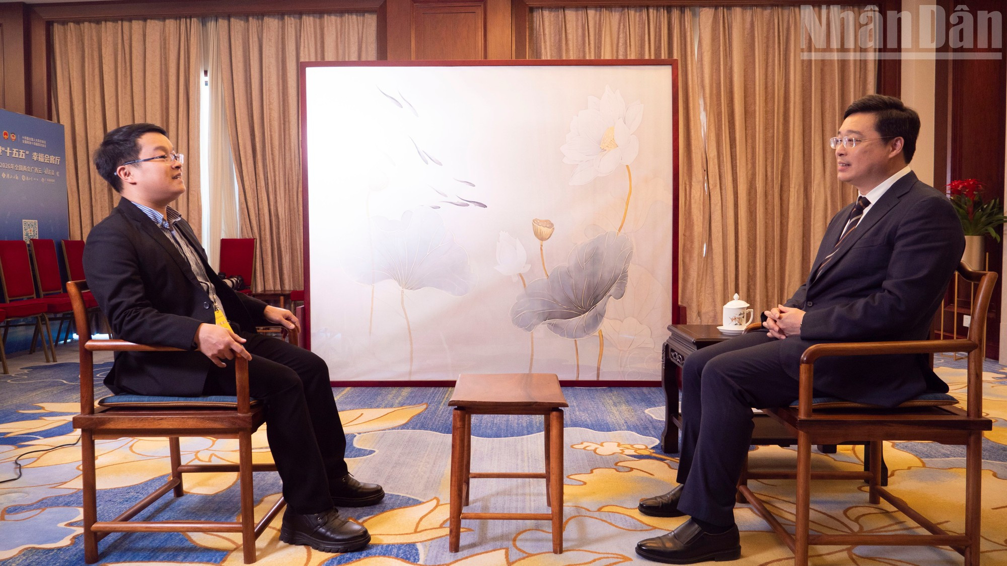 Председатель Народного правительства Гуанси-Чжуанского автономного района Вэй Тао дает интервью постоянному корреспонденту газеты «Нянзан» в Китае.