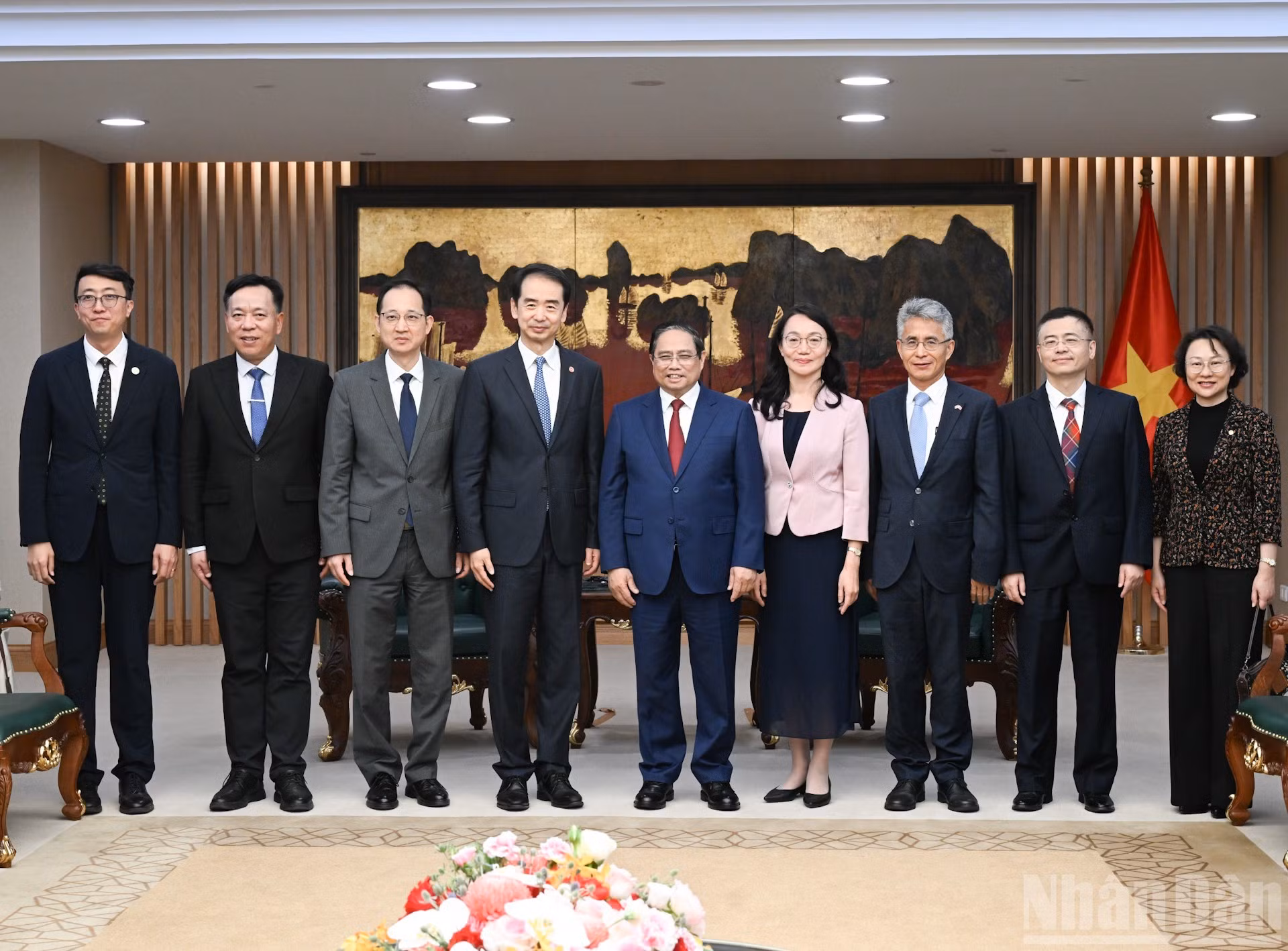 Премьер-министр Фам Минь Тьинь и Посол Китая во Вьетнаме Ха Вэй с членами делегации.