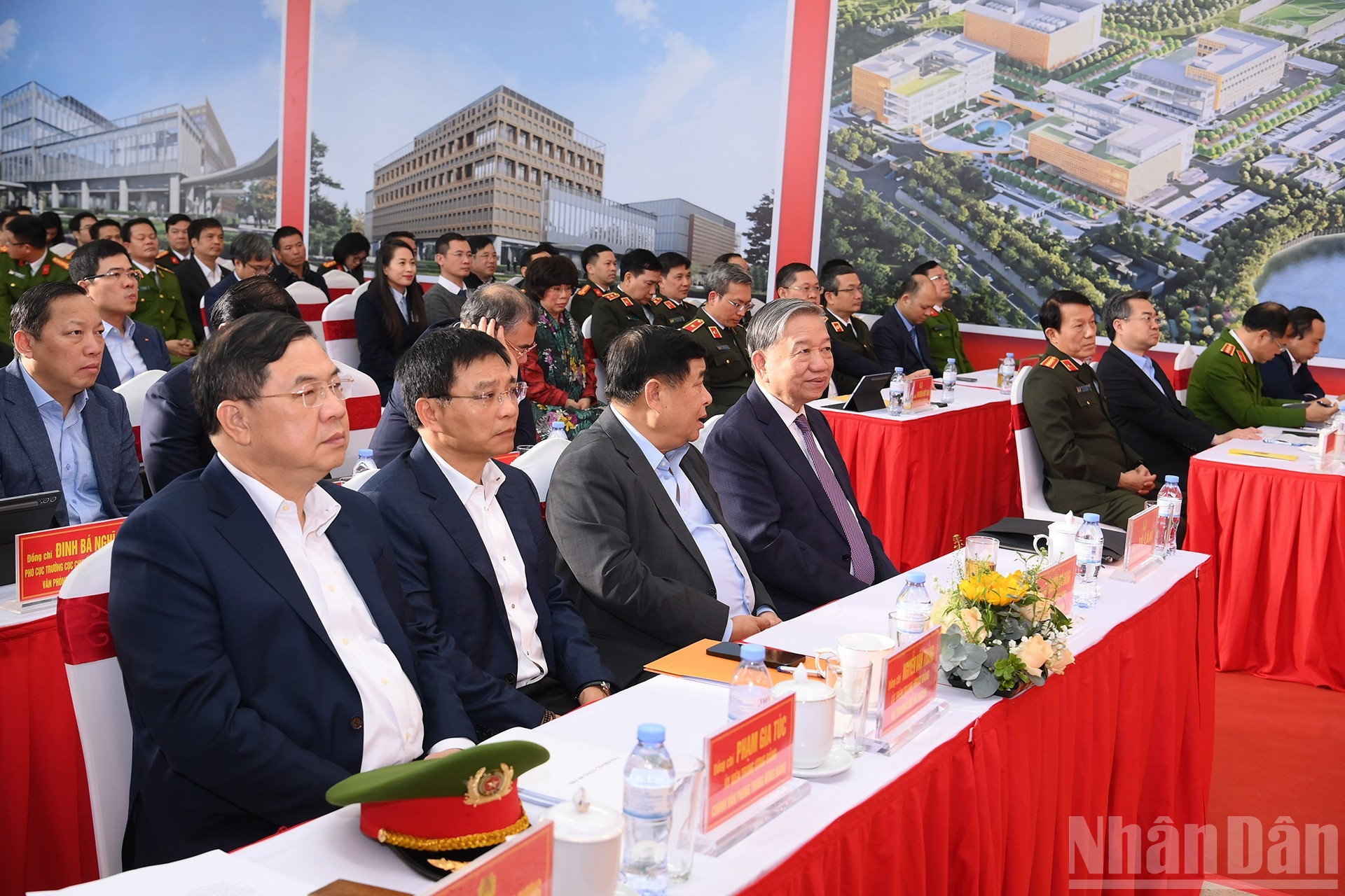 Генеральный секретарь ЦК КПВ То Лам и делегаты на рабочей встрече с руководителями Национального центра данных.