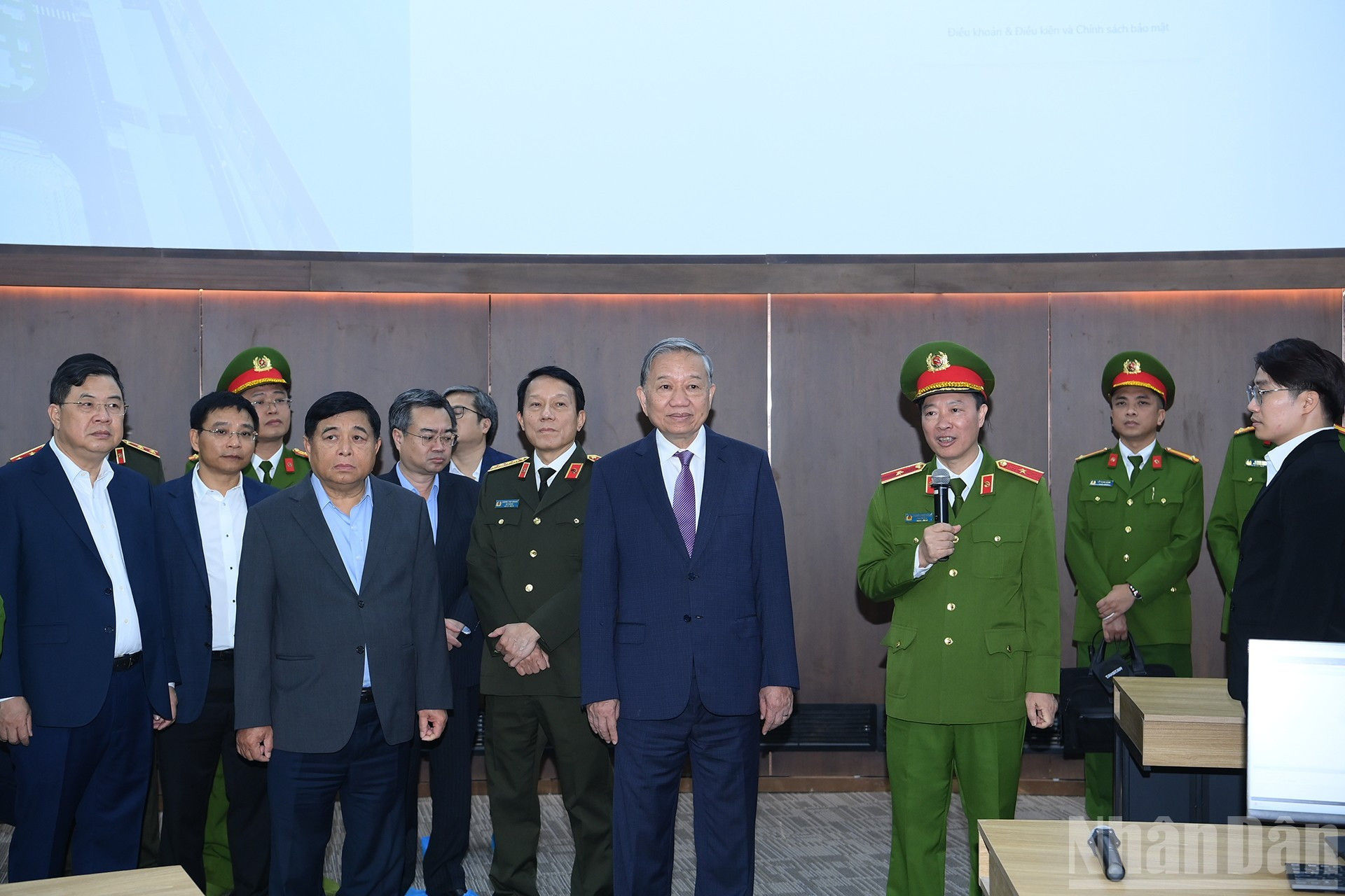 Генеральный секретарь ЦК КПВ То Лам посещает Национальный центр данных.